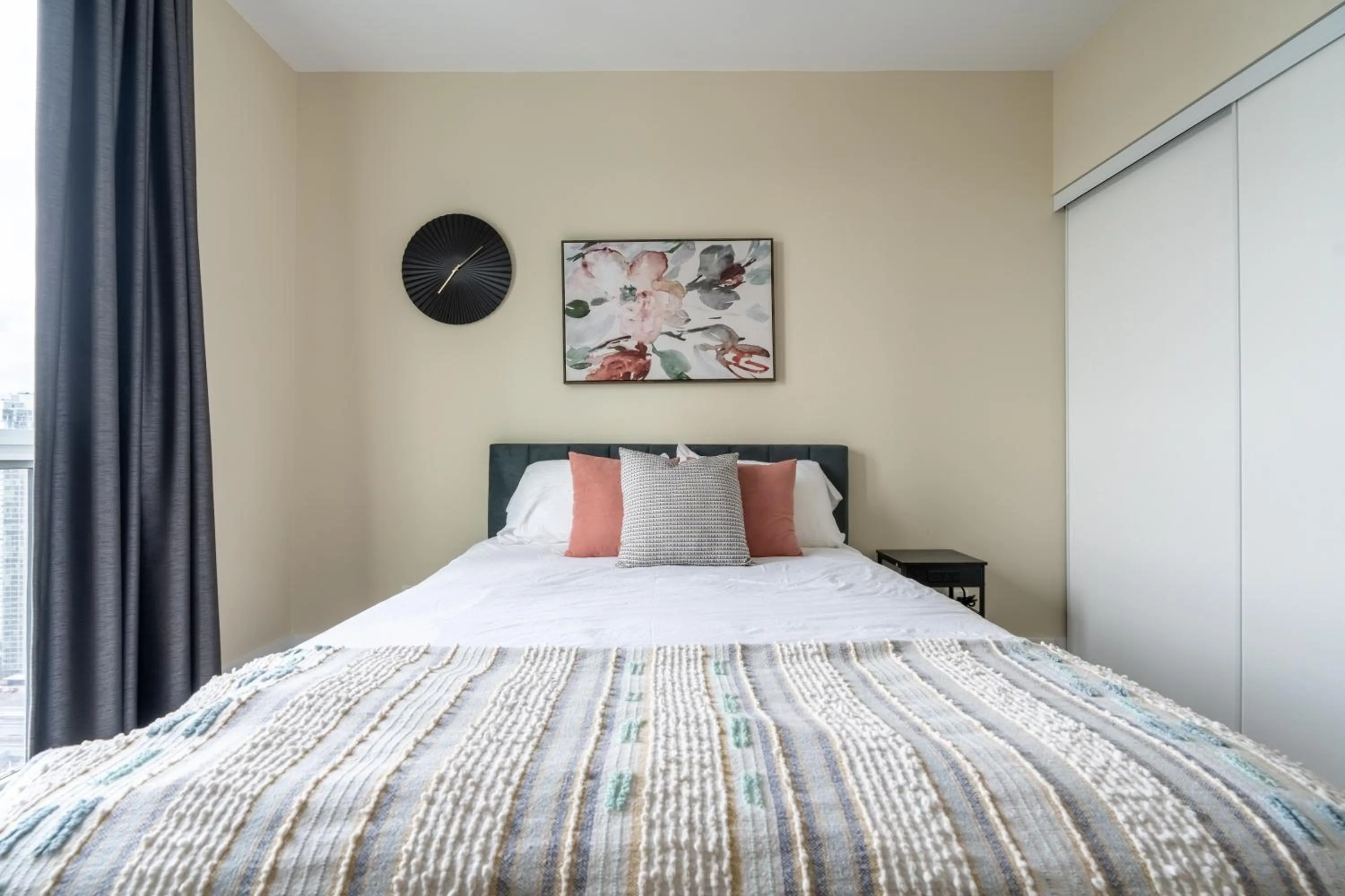 Bed in GLOBALSTAY Modern Downtown Apartment