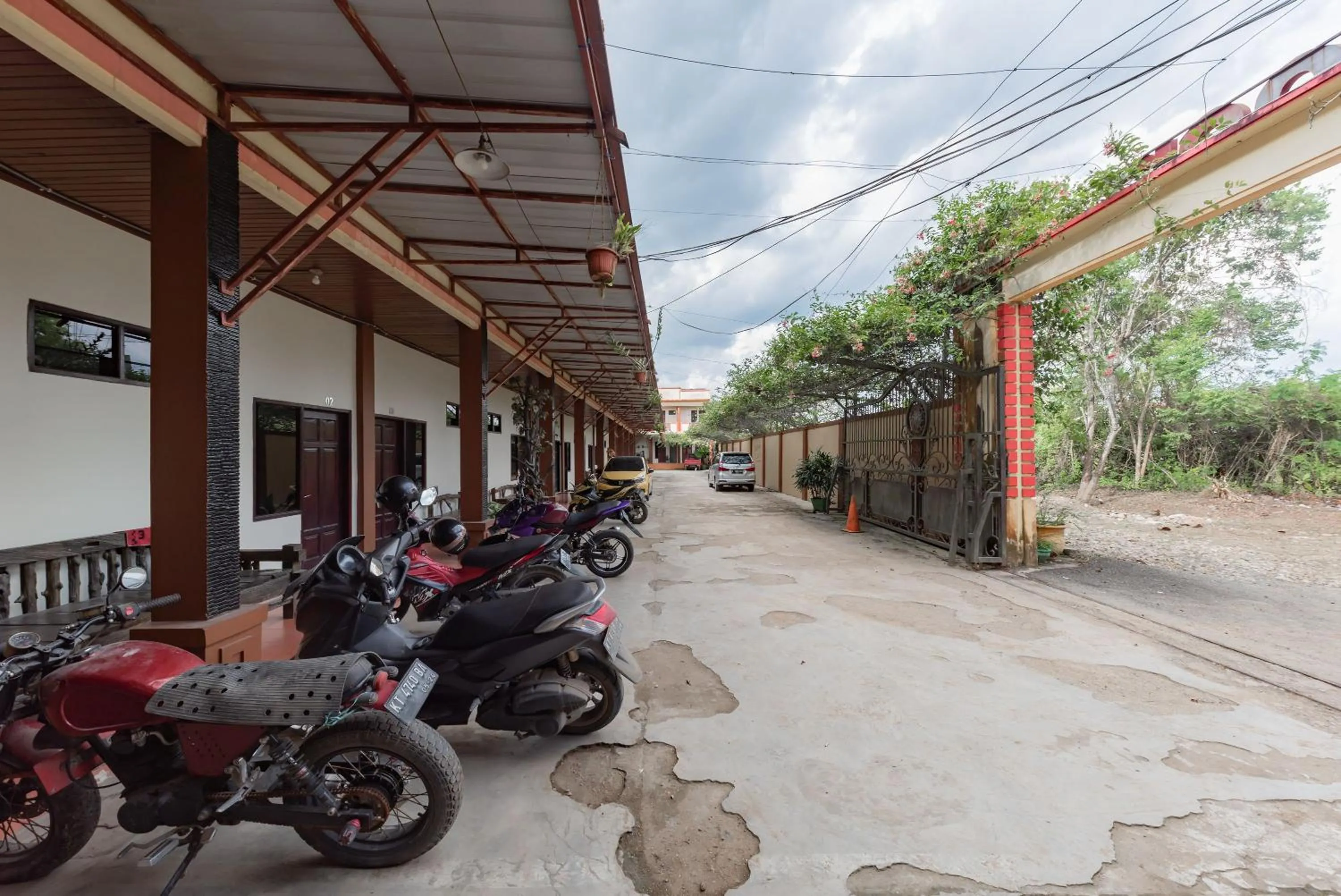 Parking in RedDoorz near Samarinda Square