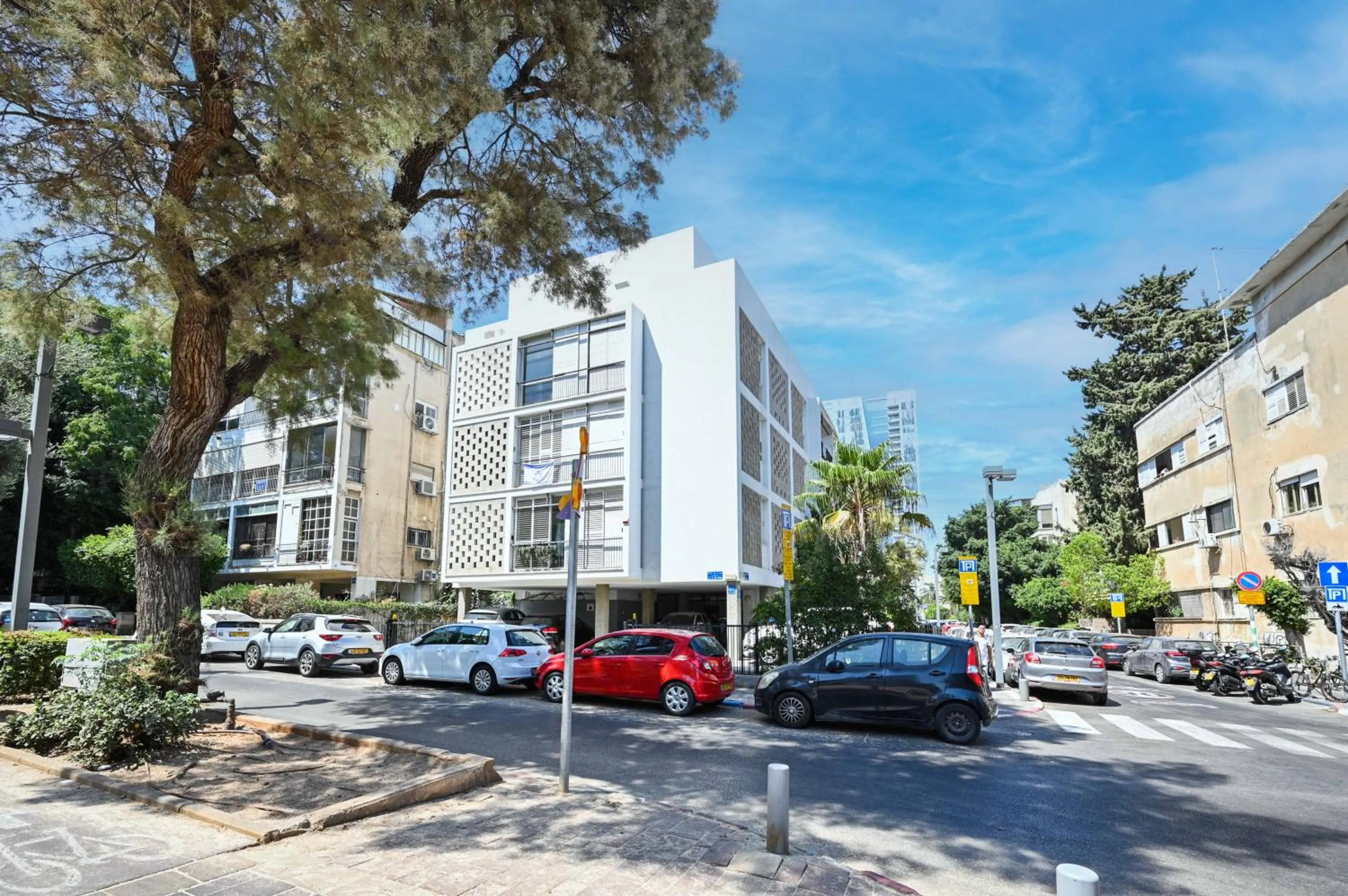 Property building in Cozy 2BR in Ben Gurion blvd by HolyGuest