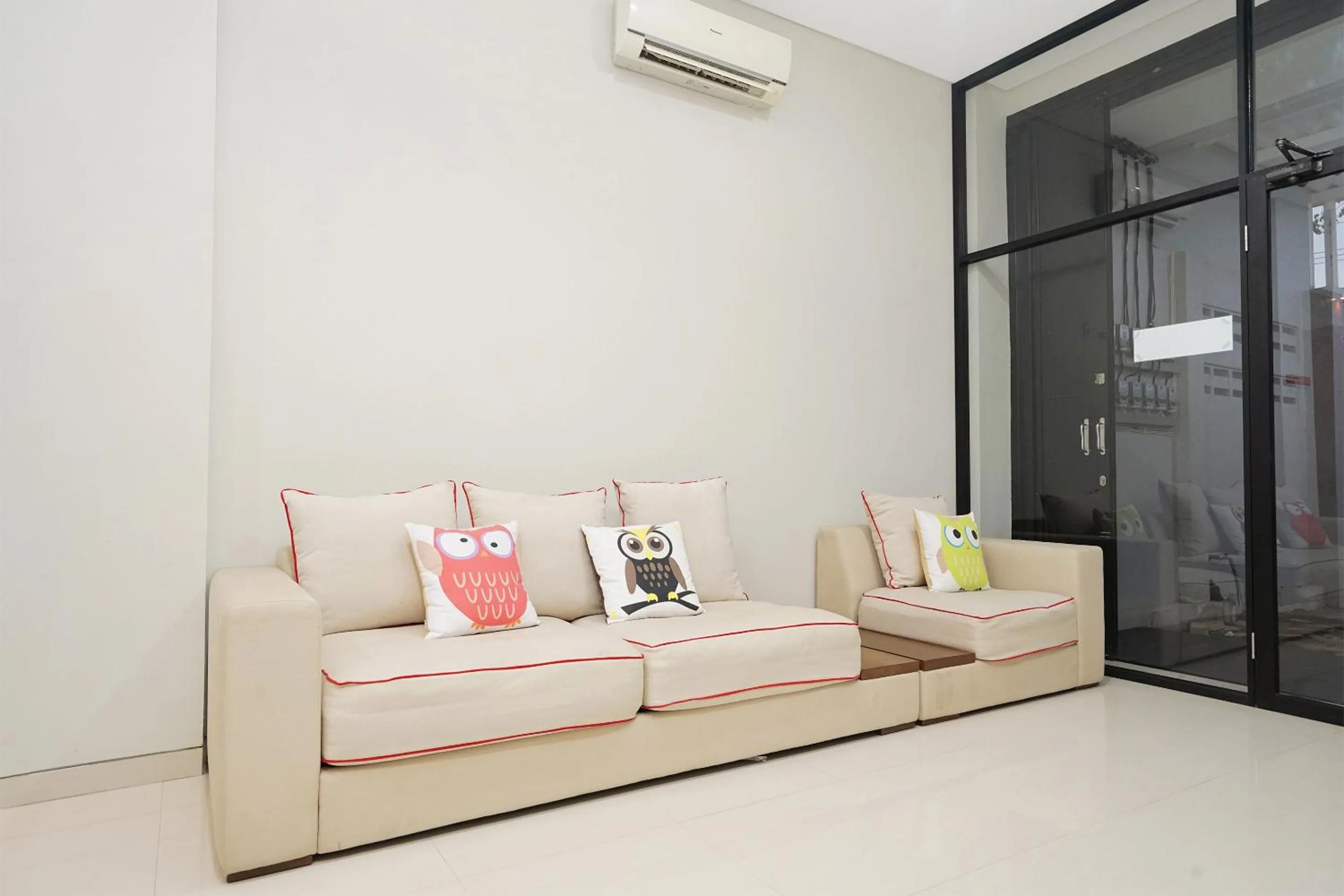 Seating area in Super OYO Capital O 449 The Colins