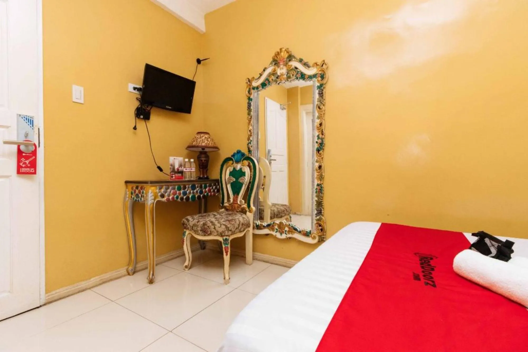 TV and multimedia in RedDoorz at Manila Venetian Hotel