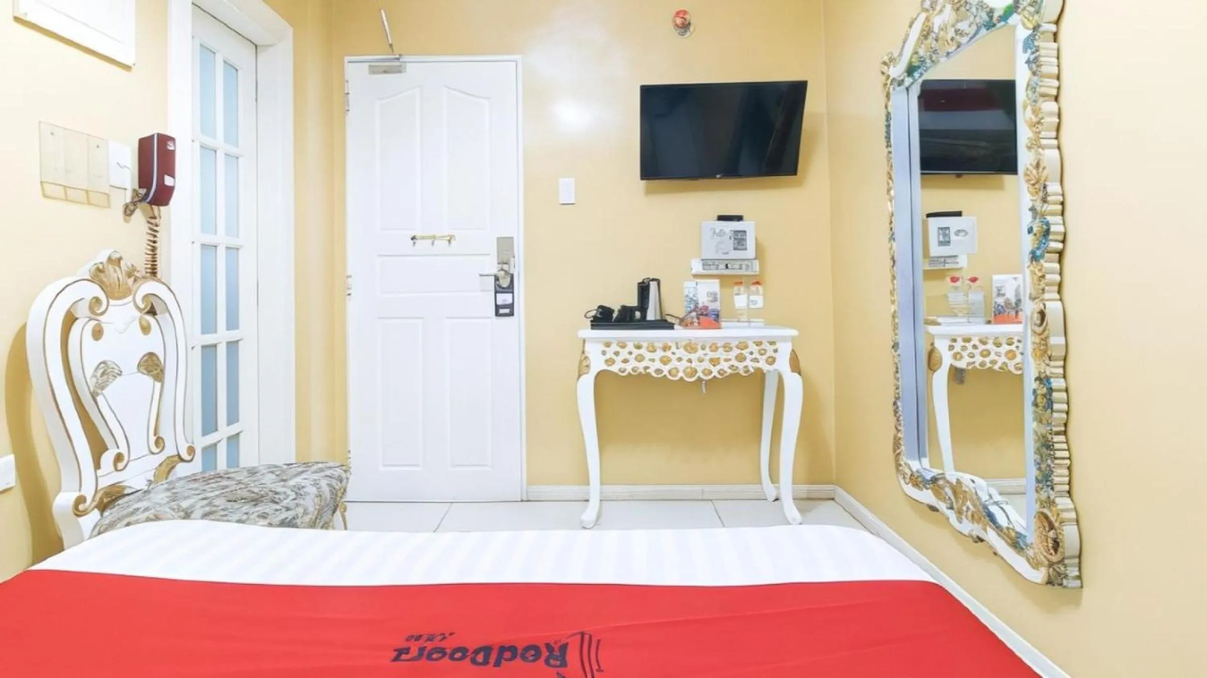 Bed in RedDoorz at Manila Venetian Hotel