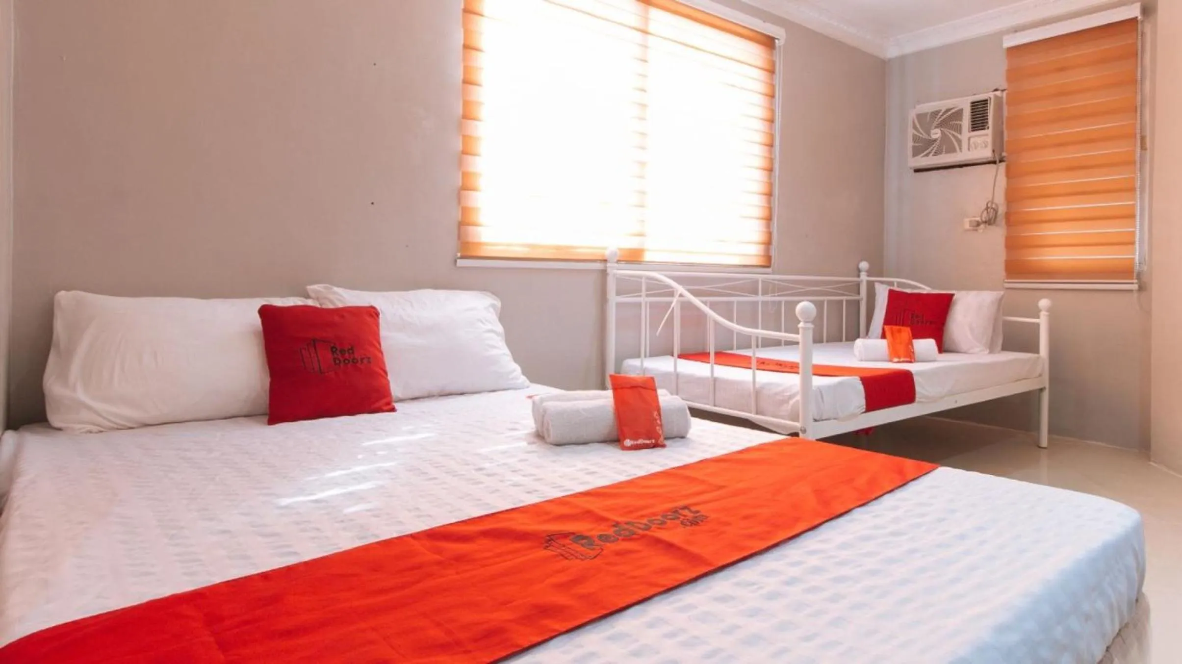 Bed in RedDoorz at Manila Venetian Hotel