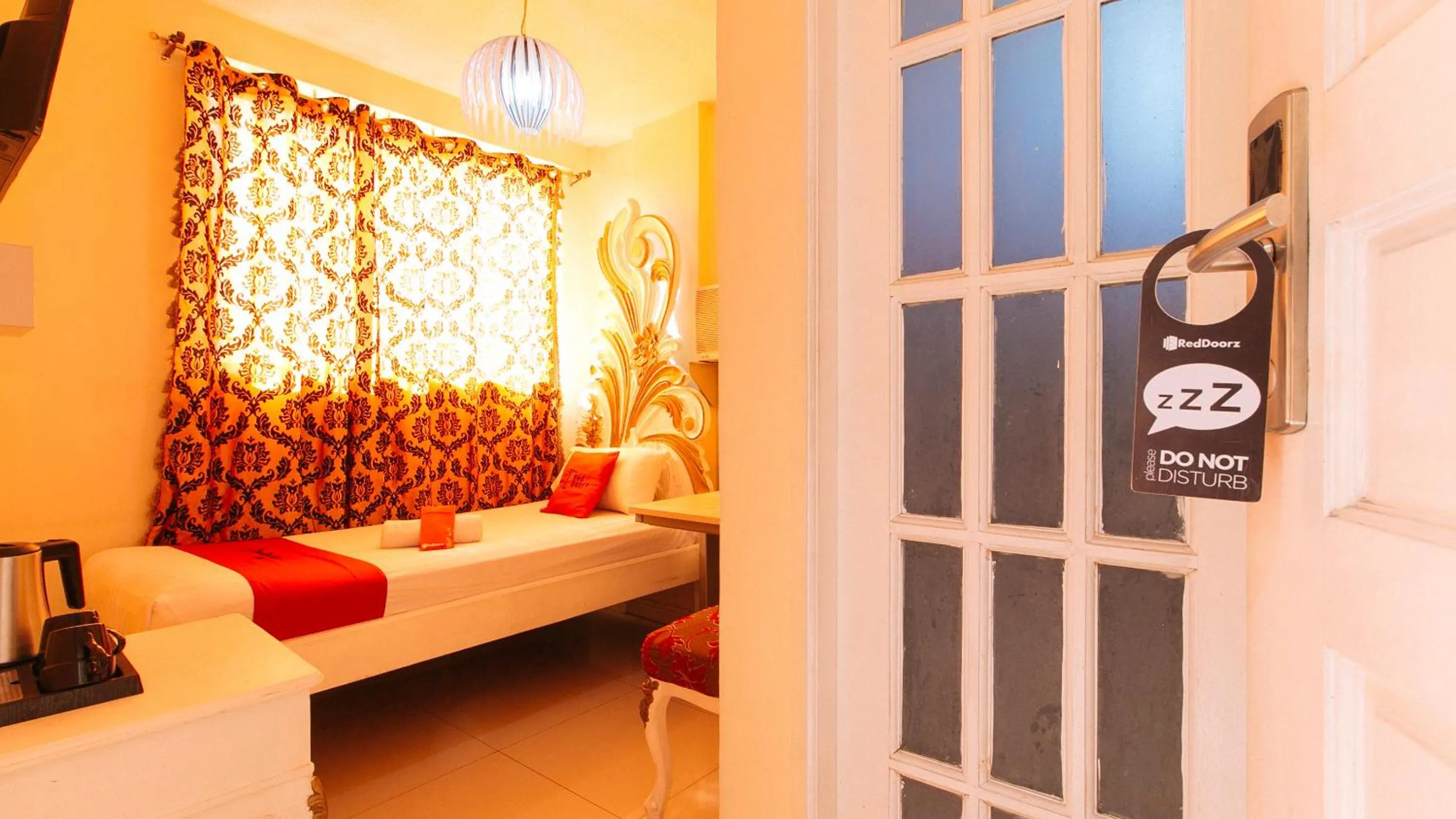 Photo of the whole room in RedDoorz at Manila Venetian Hotel