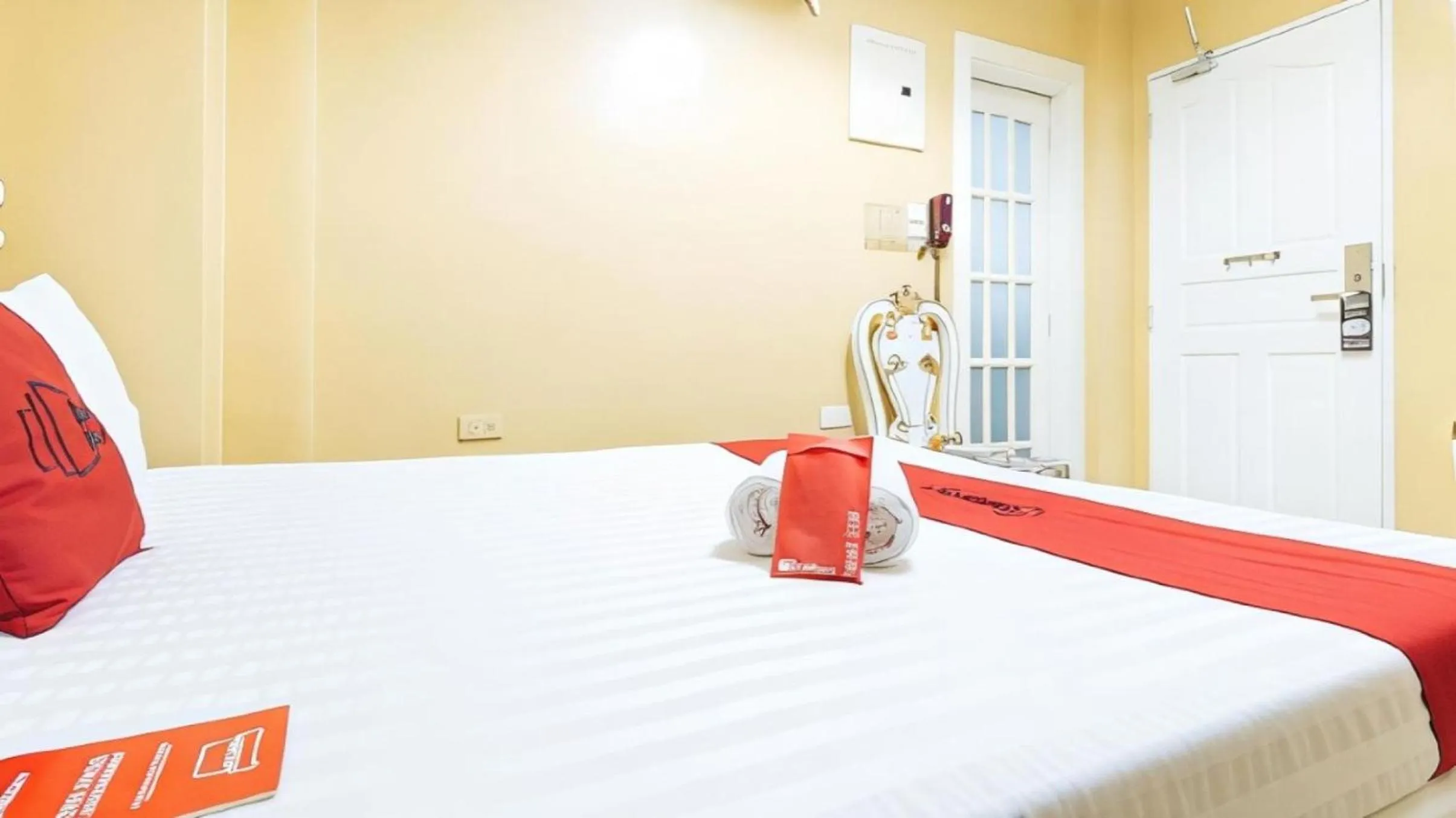 Photo of the whole room in RedDoorz at Manila Venetian Hotel