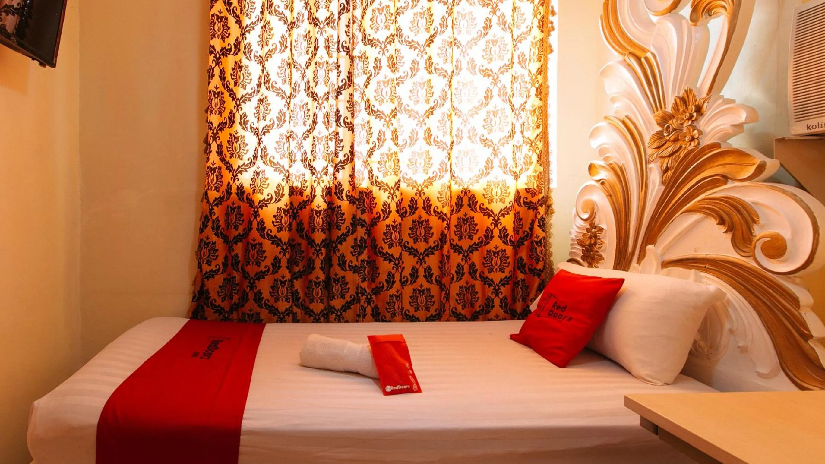 Bedroom in RedDoorz at Manila Venetian Hotel