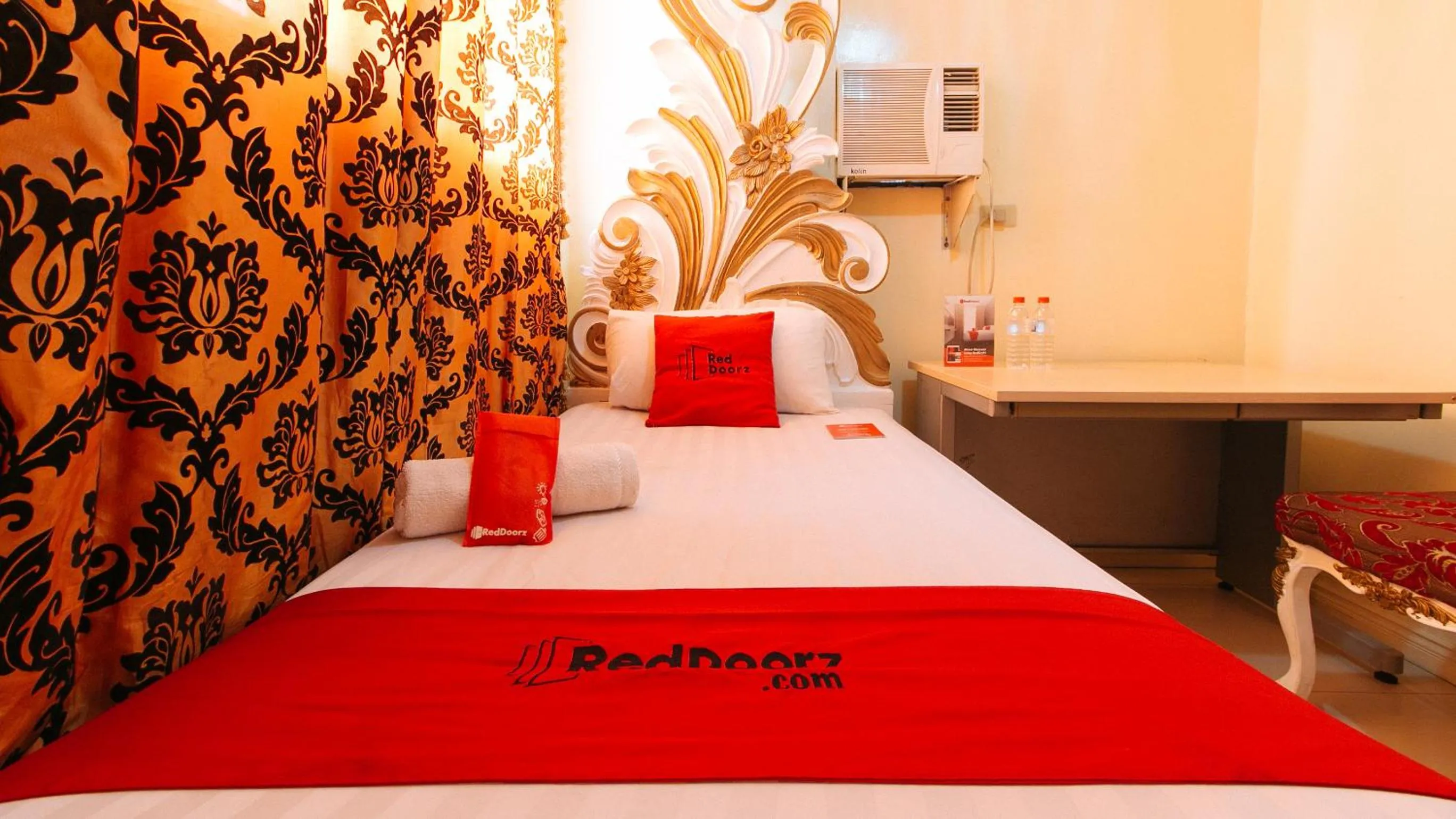 Bed in RedDoorz at Manila Venetian Hotel