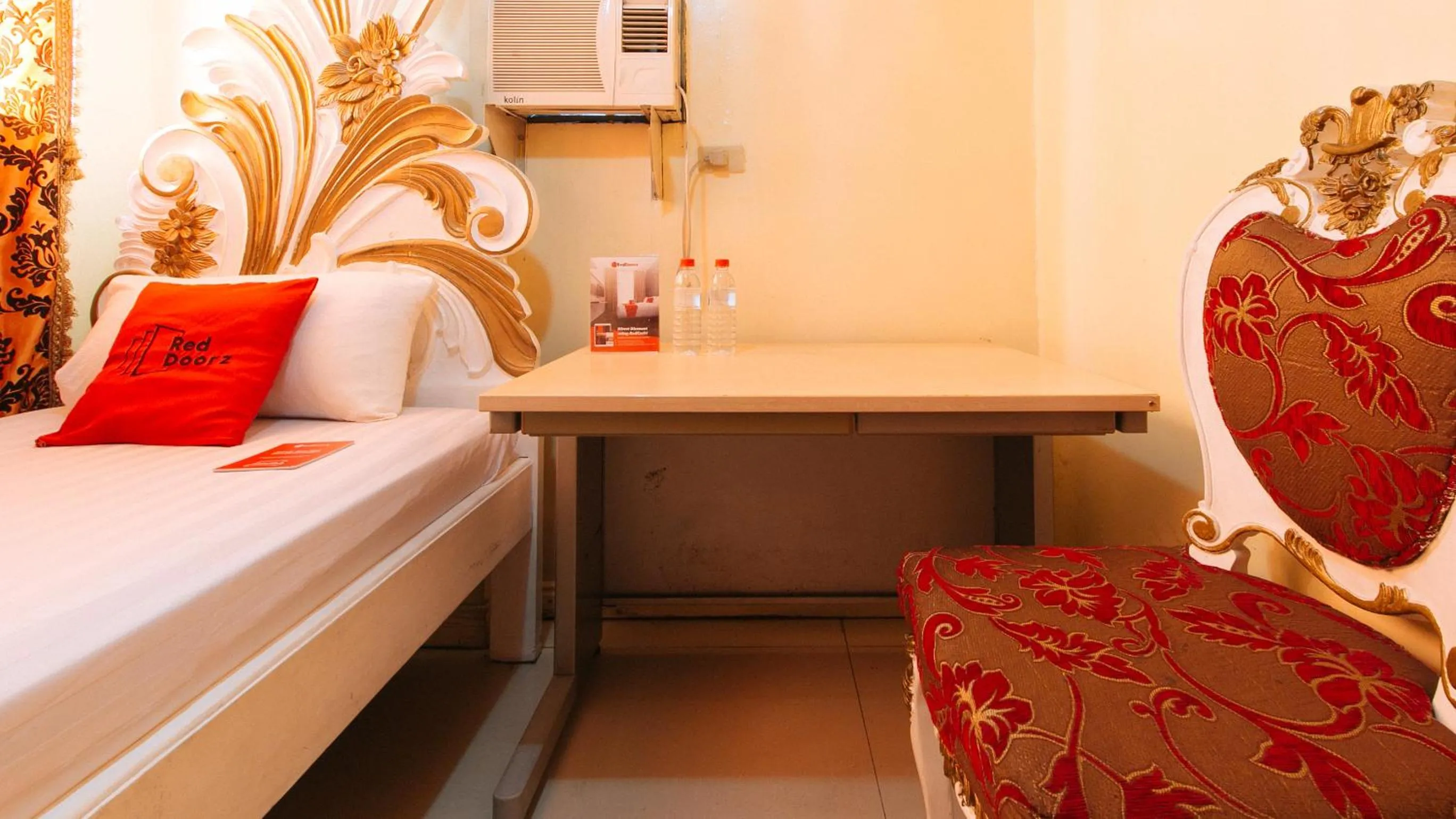 Bed in RedDoorz at Manila Venetian Hotel