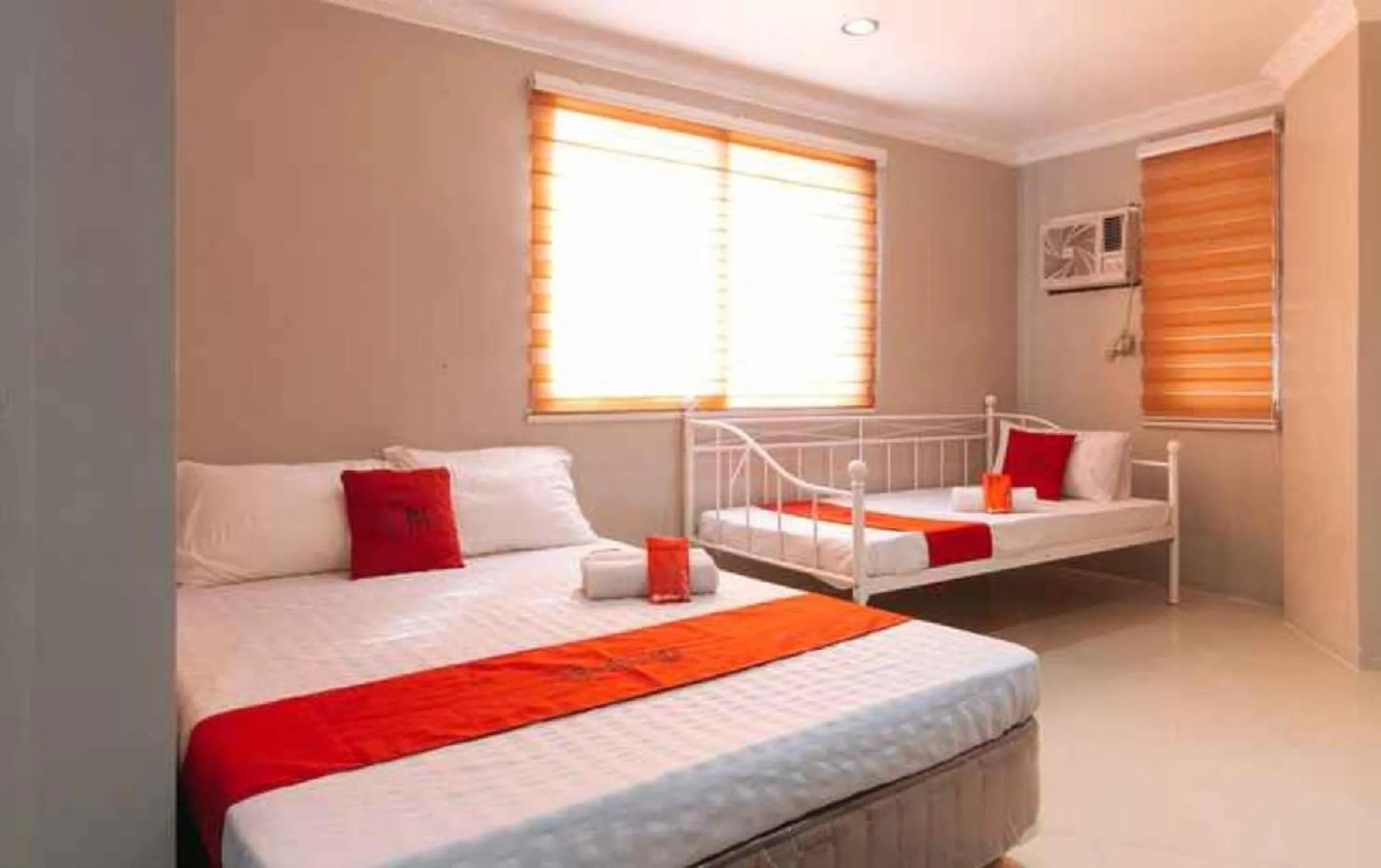 Bed in RedDoorz at Manila Venetian Hotel