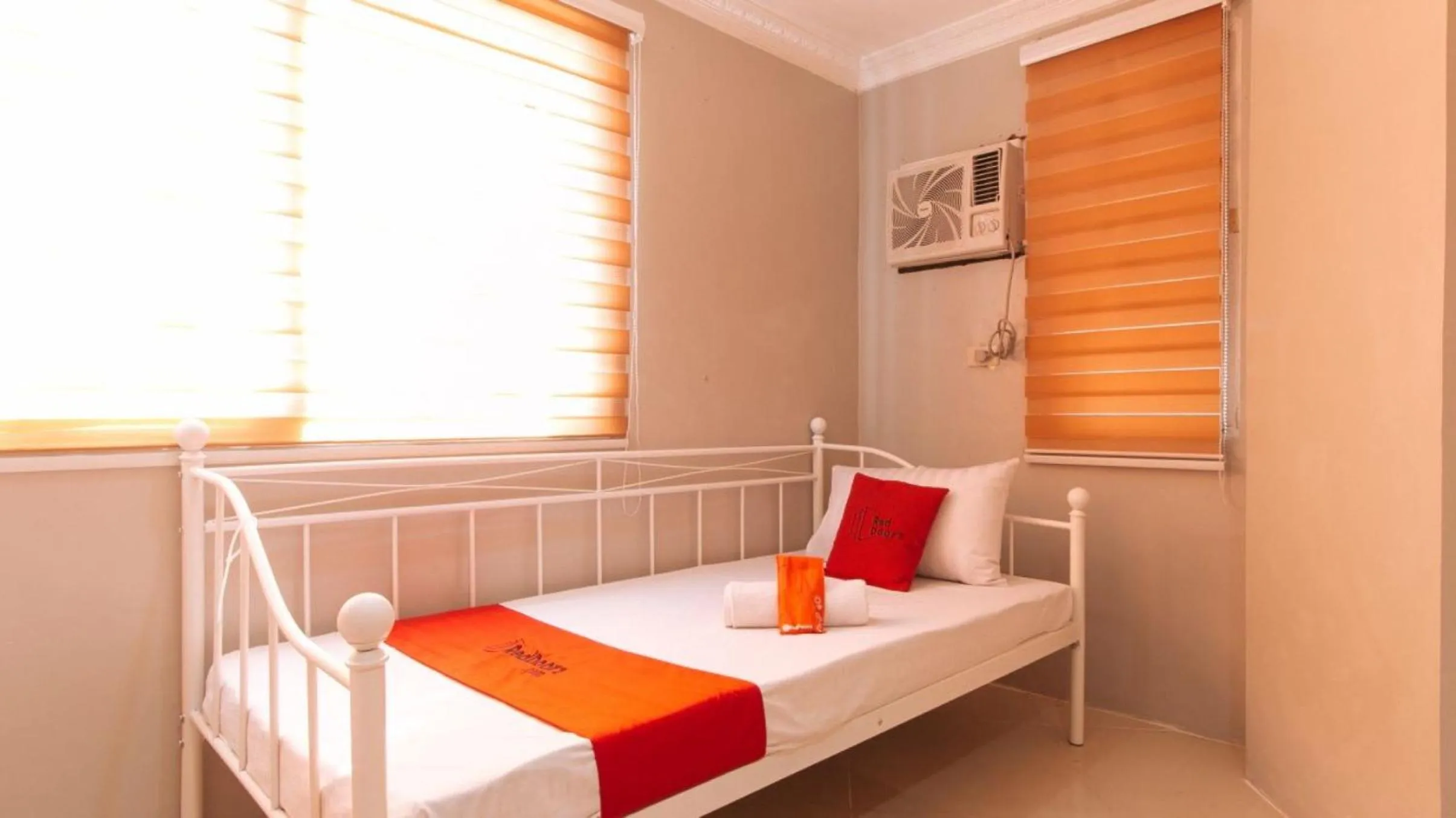 Bed in RedDoorz at Manila Venetian Hotel