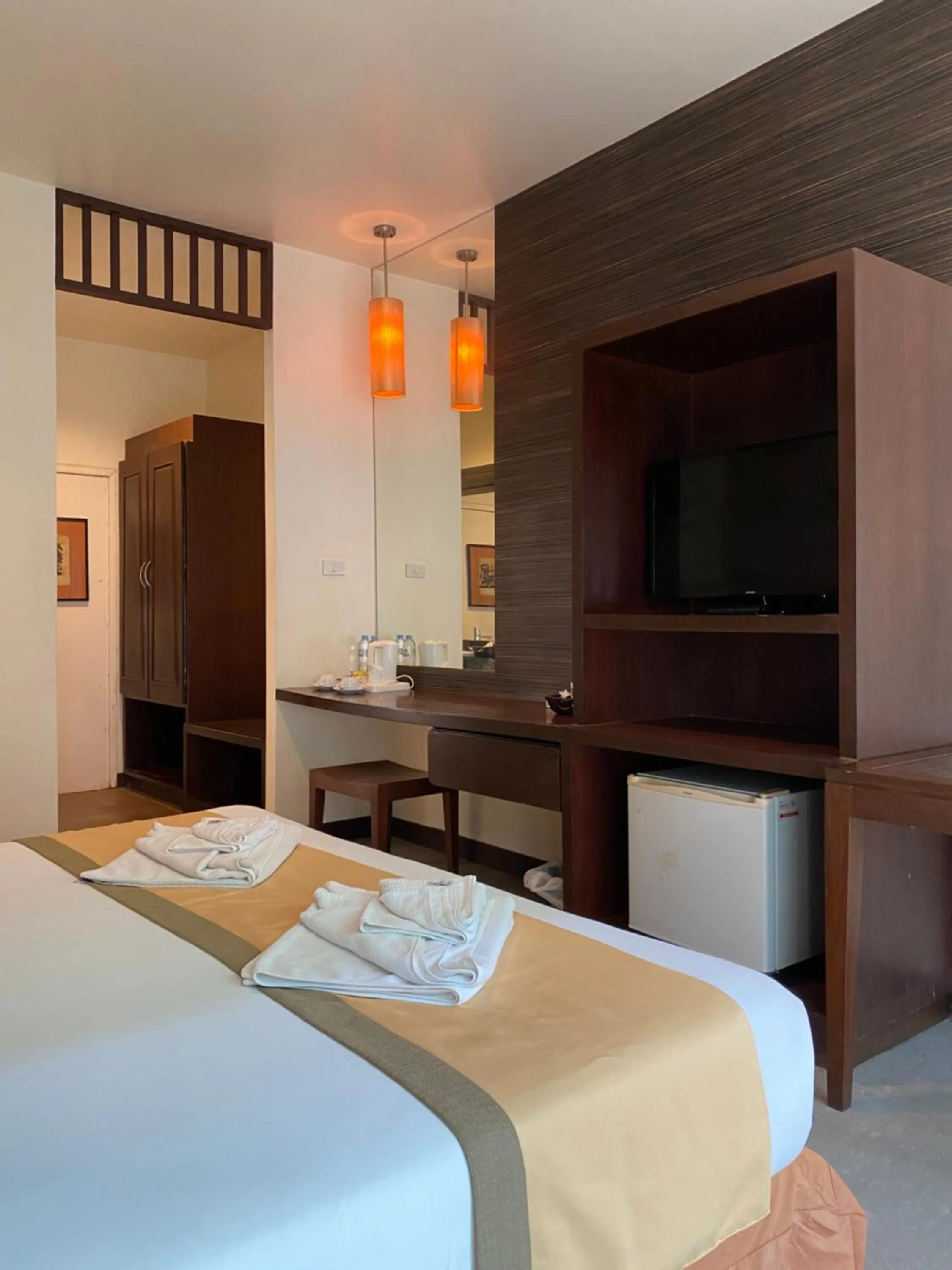 Communal lounge/ TV room, Bed in Al's Resort