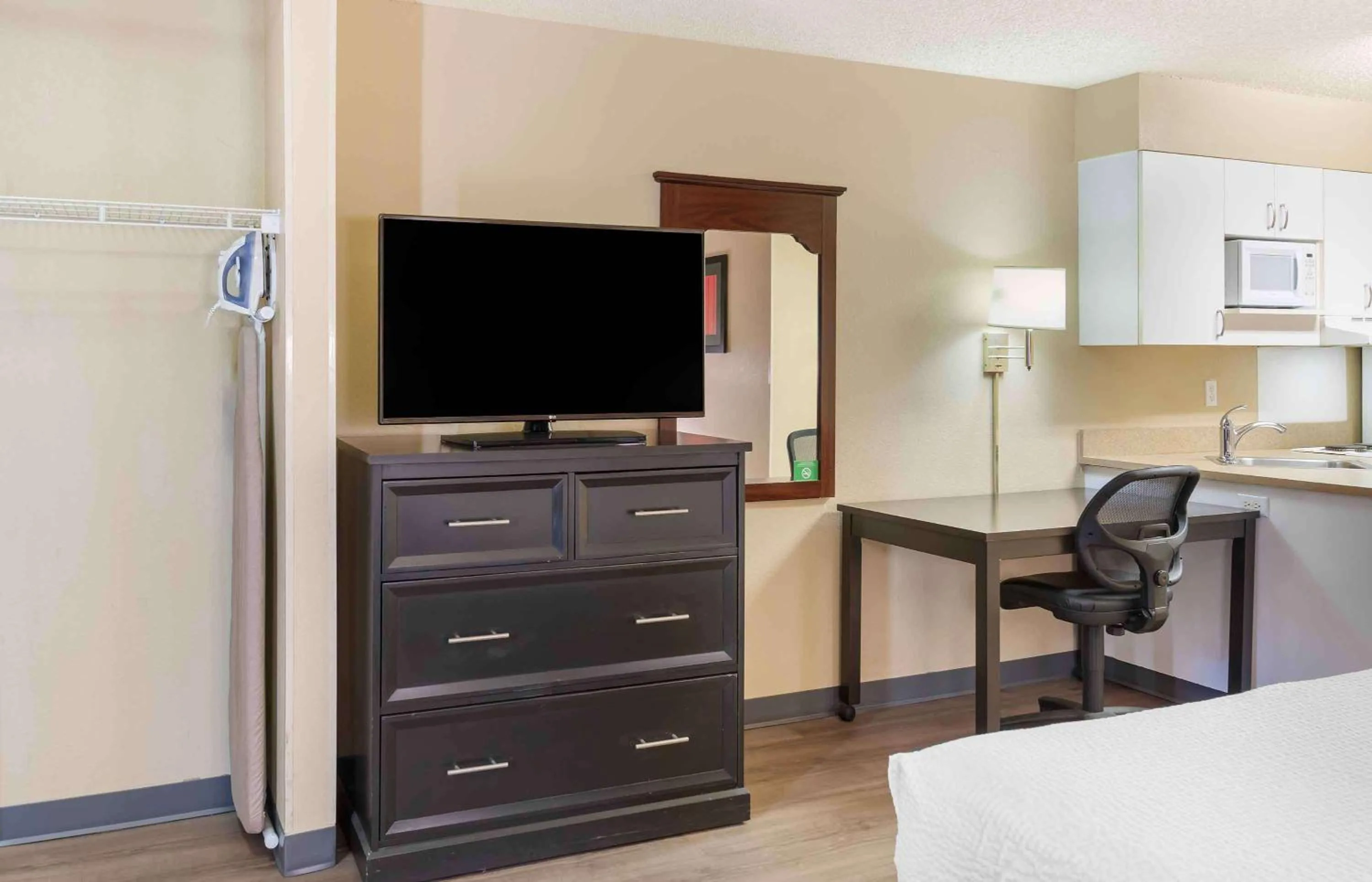 Bedroom in Extended Stay America Suites - Fresno - North