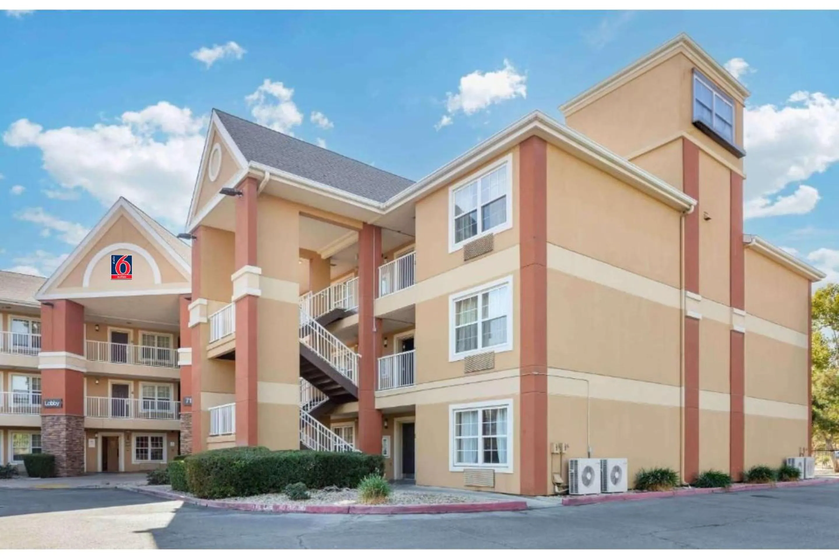 Facade/entrance in Studio 6 Suites Fresno North CA