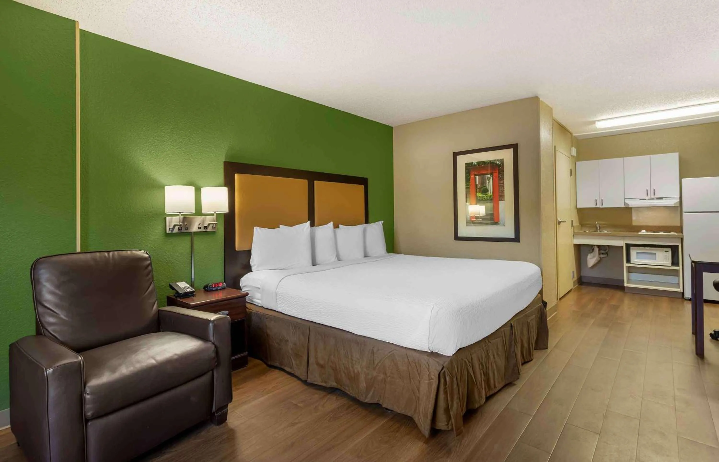 Bedroom, Bed in Extended Stay America Suites - Fresno - North
