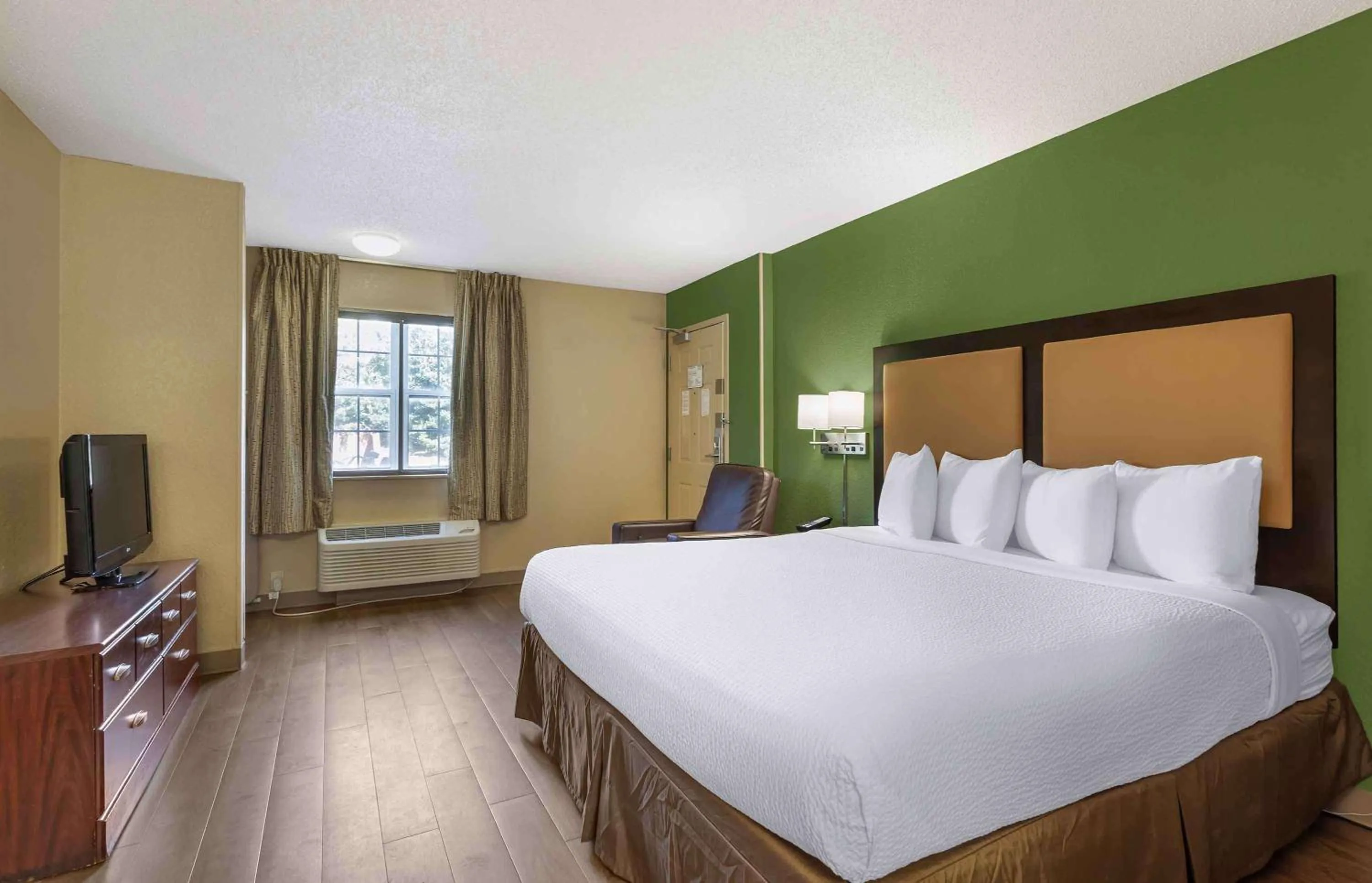 Bedroom, Bed in Extended Stay America Suites - Fresno - North