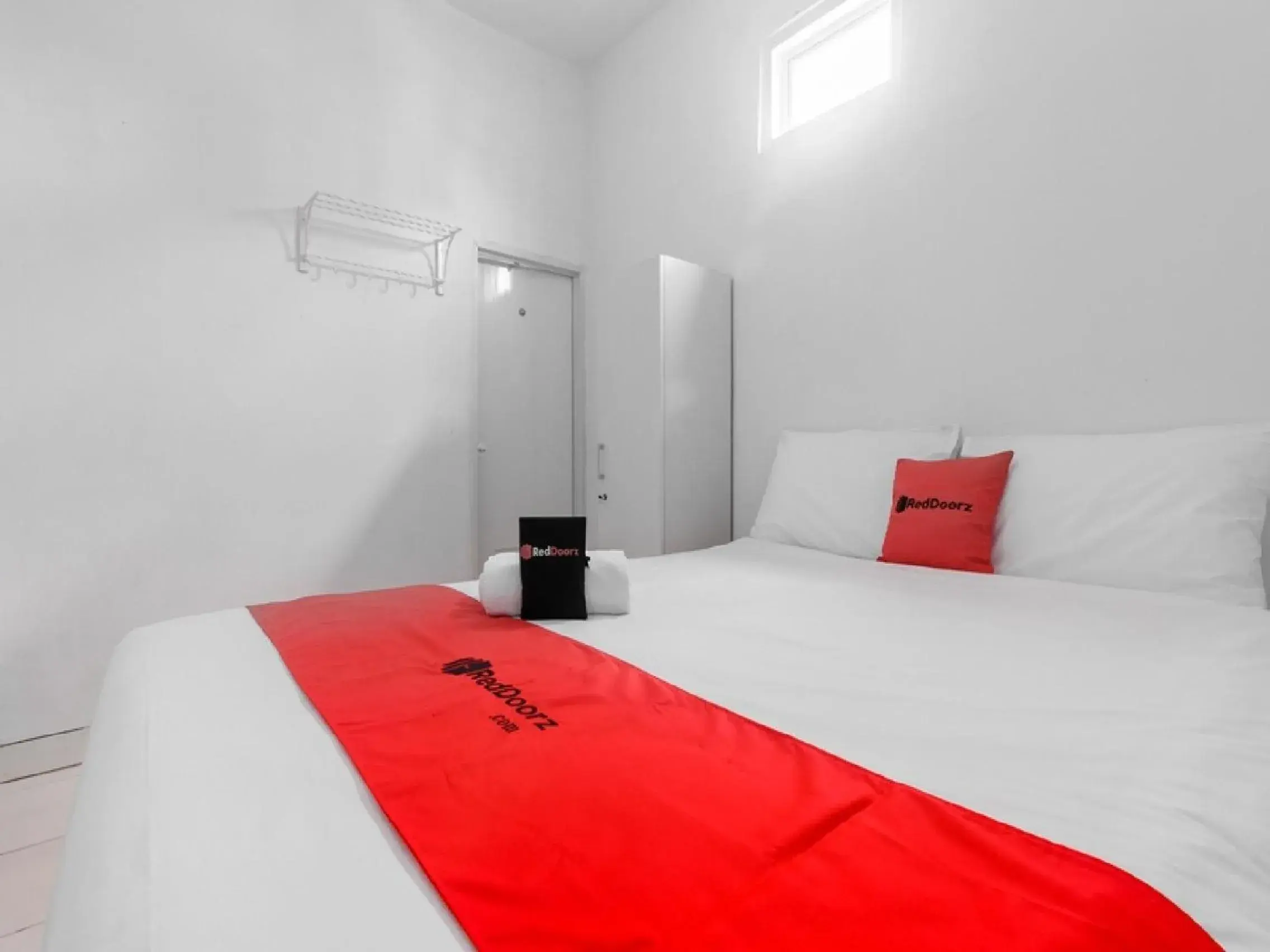Bedroom, Bed in RedDoorz Plus near Taman Rasuna Menteng Bedroom, Bed in RedDoorz Plus near Taman Rasuna Menteng