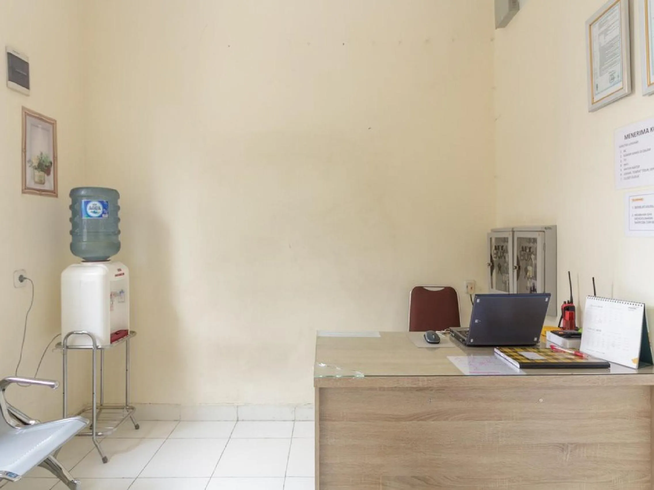 Lobby or reception in RedDoorz Plus near Taman Rasuna Menteng