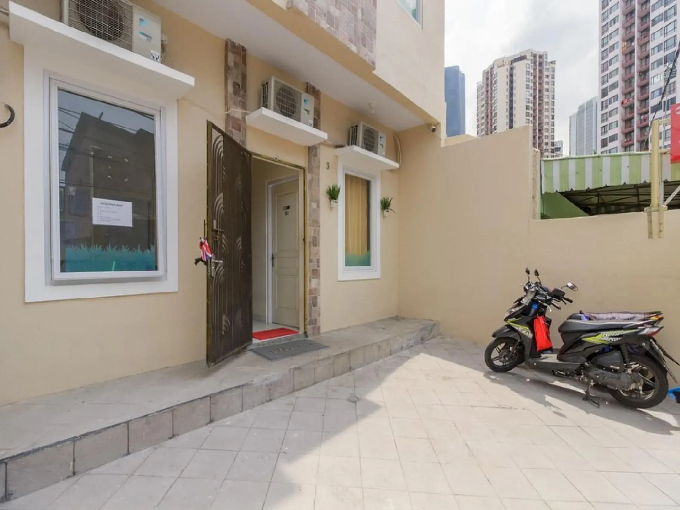 Property building in RedDoorz Plus near Taman Rasuna Menteng Property building in RedDoorz Plus near Taman Rasuna Menteng