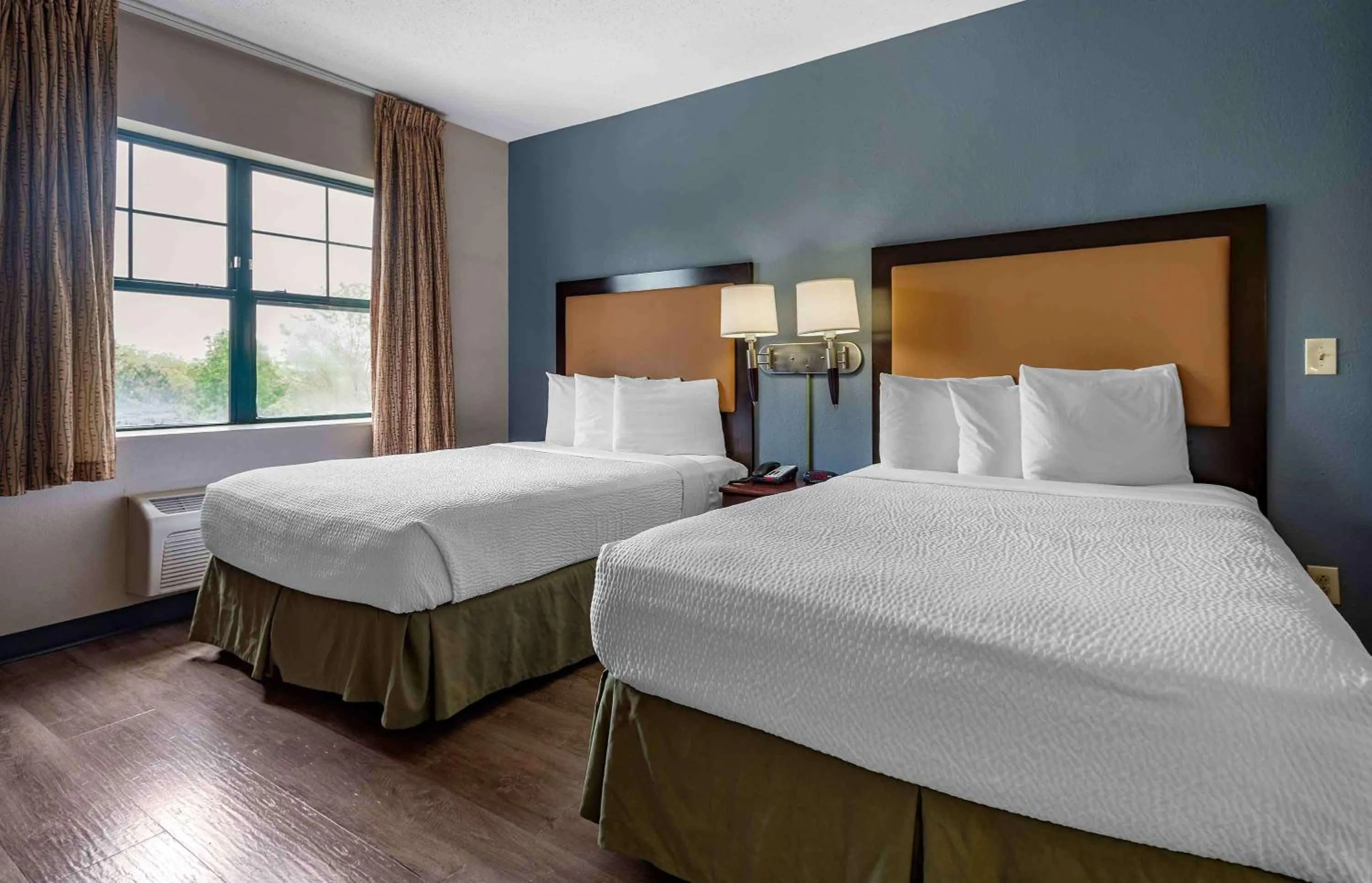 Bedroom, Bed in Extended Stay America Suites - Edison - Raritan Center