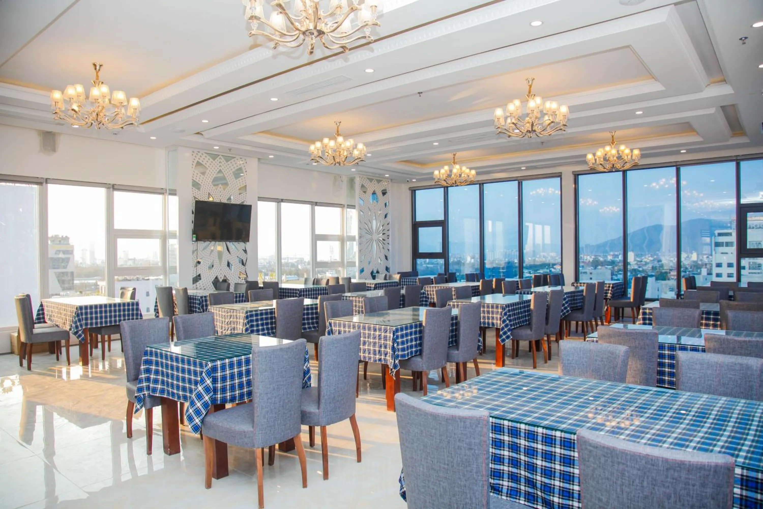 Restaurant/places to eat in Golden Rose Hotel