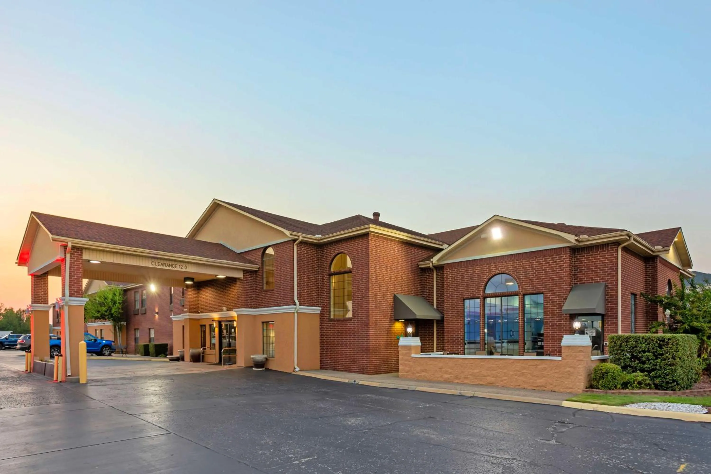 Property building in Best Western Plus Lonoke Hotel