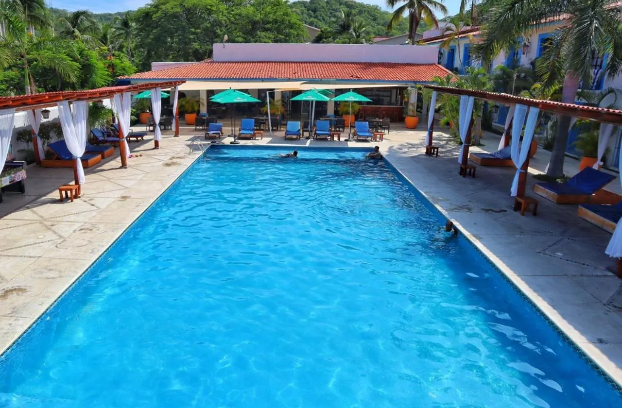 Swimming pool in Hotel Santa Cruz Huatulco