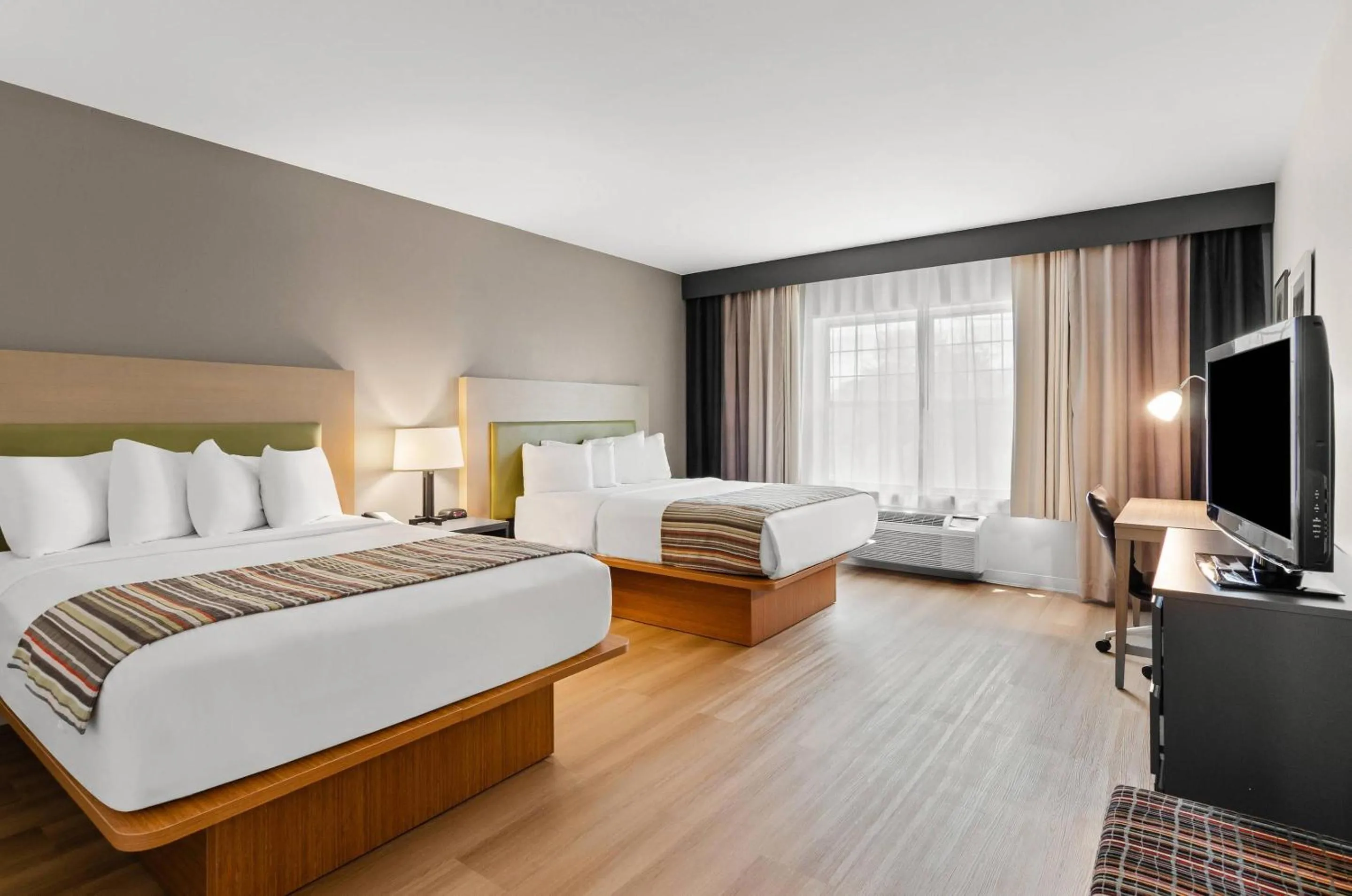 Bed in Country Inn & Suites by Radisson, Roanoke, VA