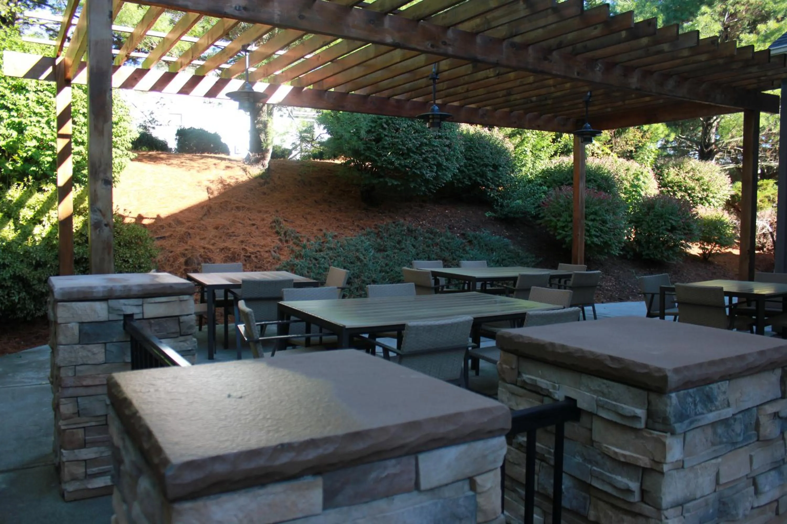 Patio in Country Inn & Suites by Radisson, Roanoke, VA