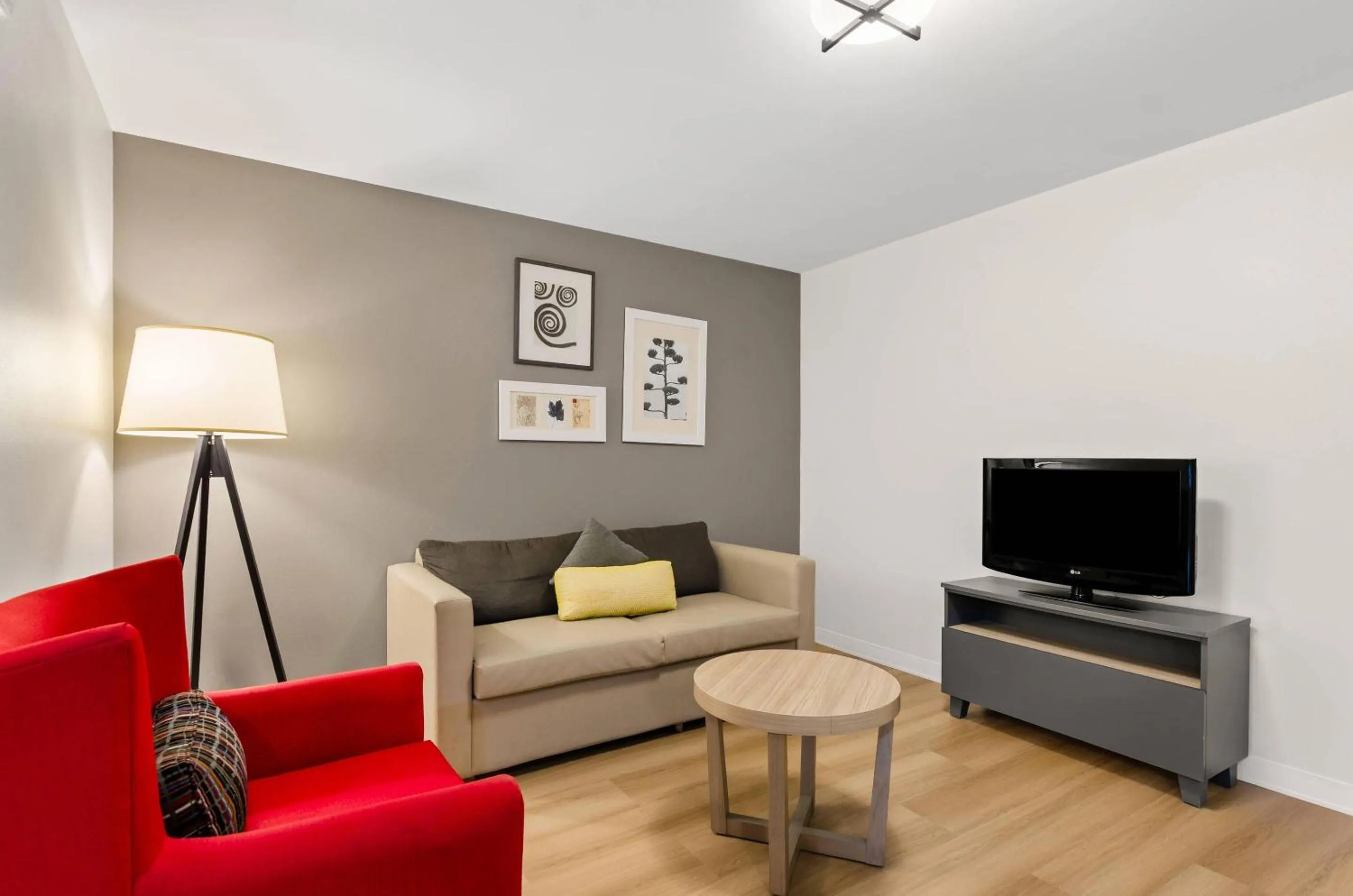 Bedroom in Country Inn & Suites by Radisson, Roanoke, VA