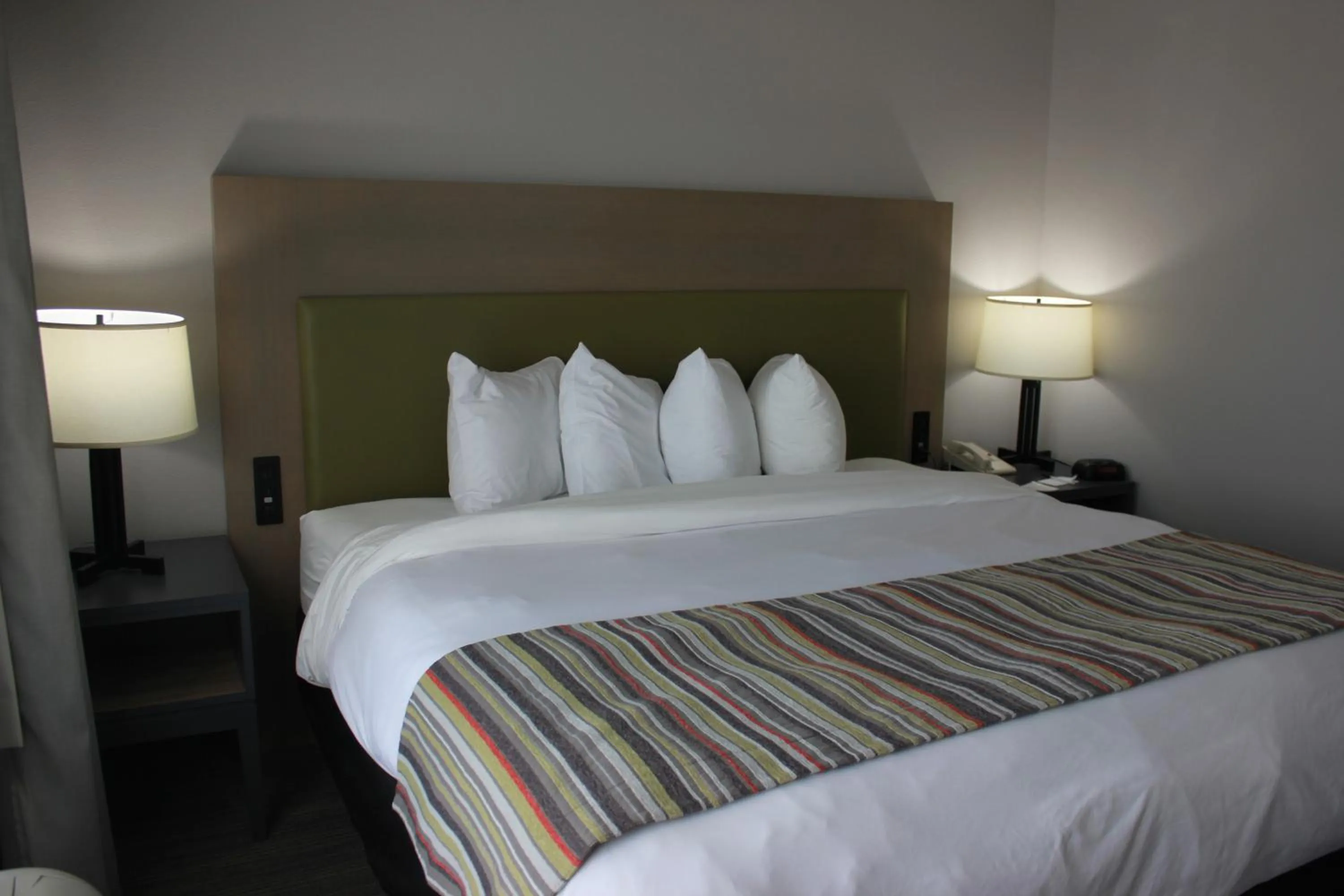Bed in Country Inn & Suites by Radisson, Roanoke, VA