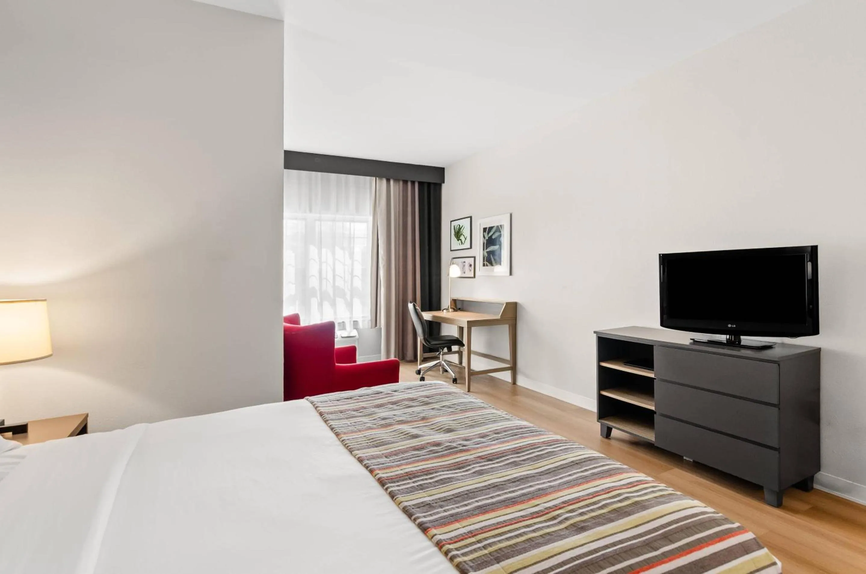 TV and multimedia, Bed in Country Inn & Suites by Radisson, Roanoke, VA