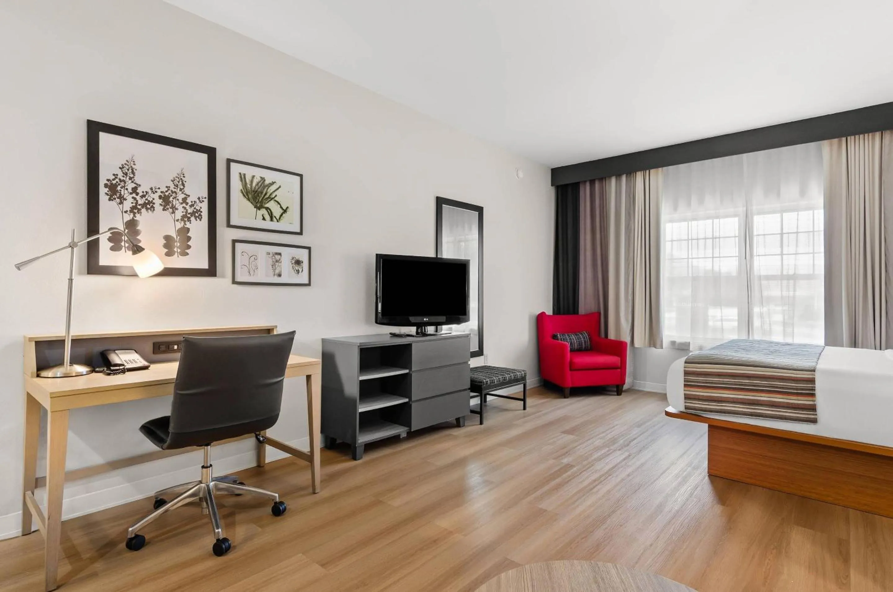 TV and multimedia in Country Inn & Suites by Radisson, Roanoke, VA