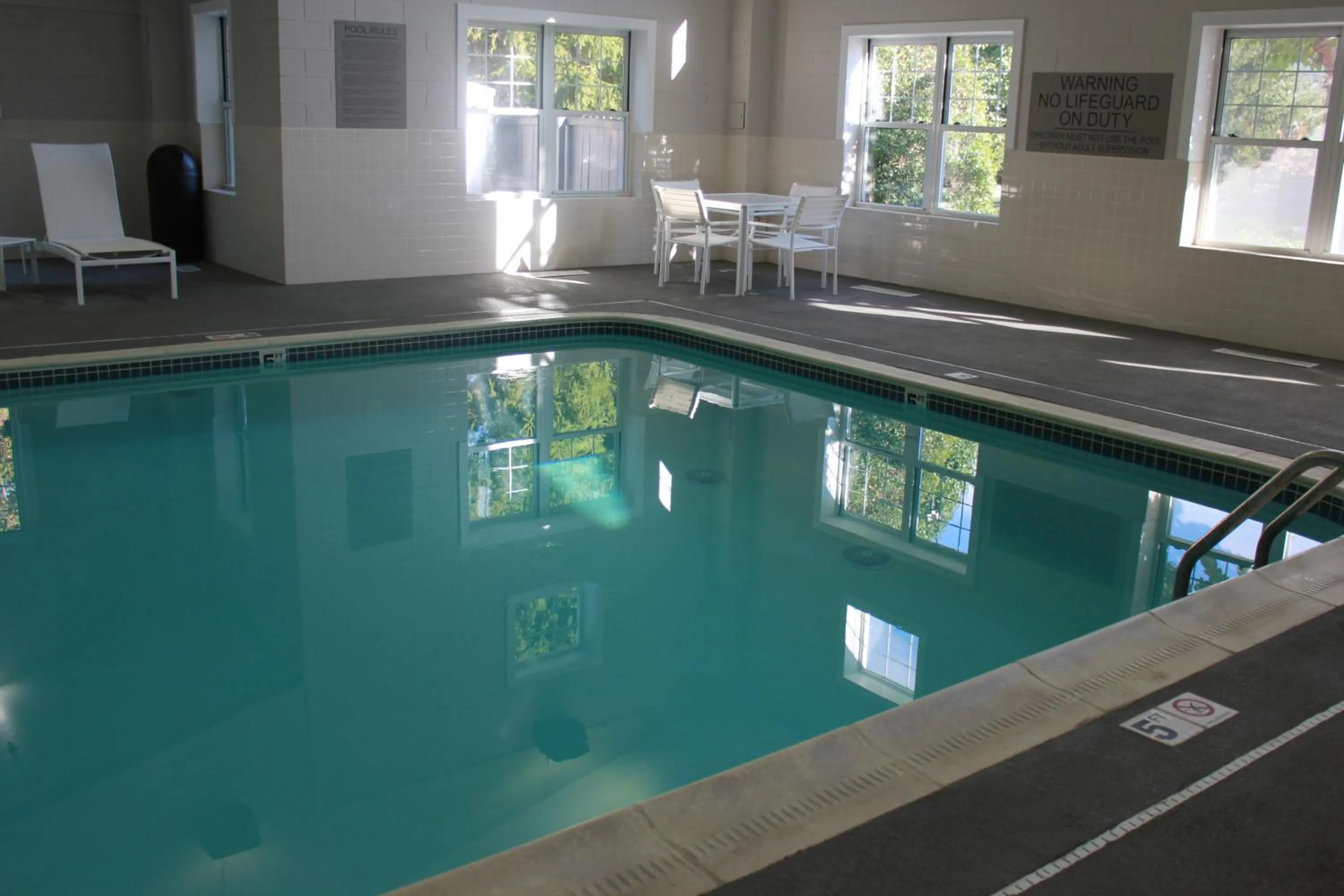 Swimming pool in Country Inn & Suites by Radisson, Roanoke, VA