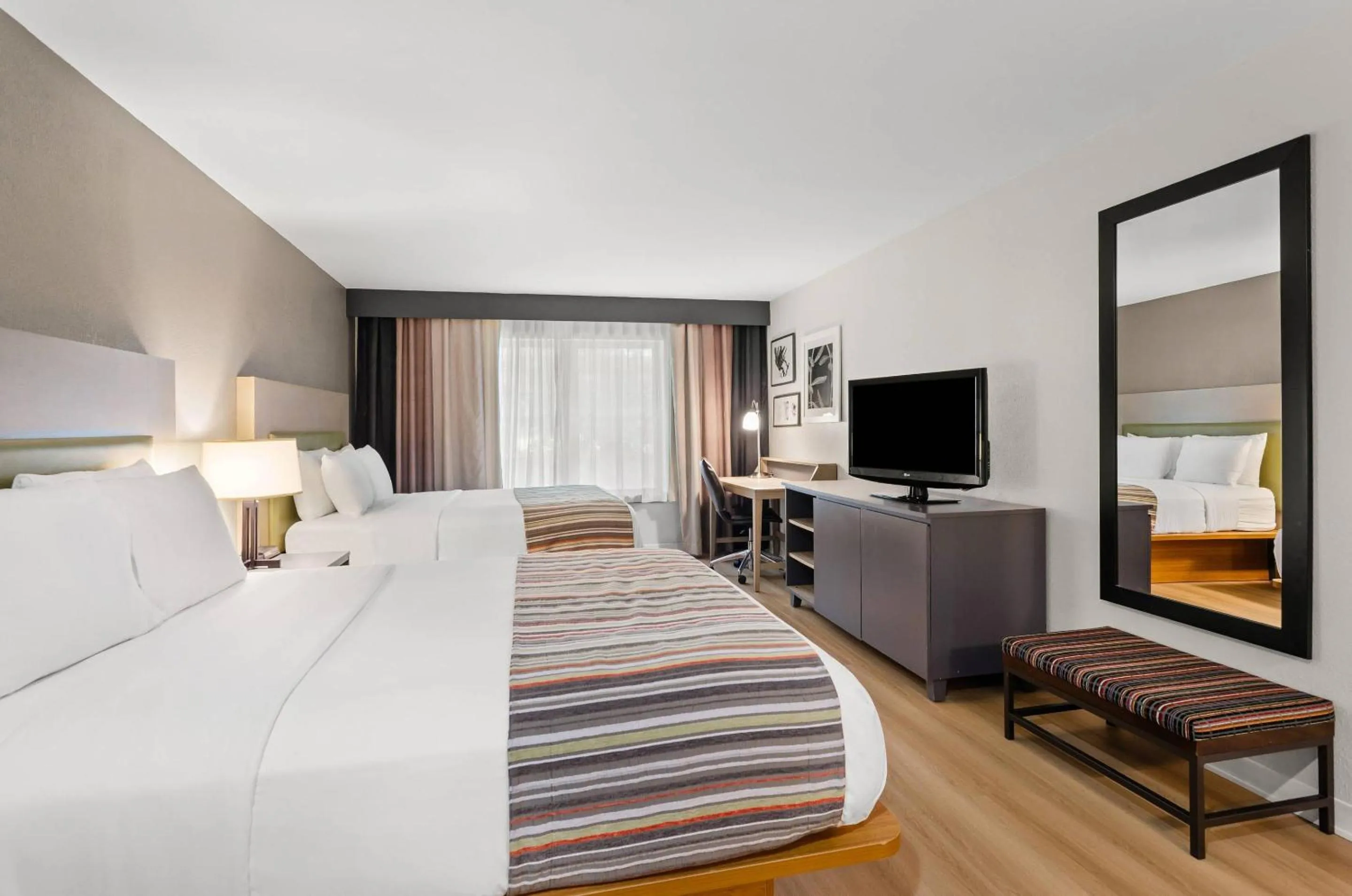 Bed in Country Inn & Suites by Radisson, Roanoke, VA