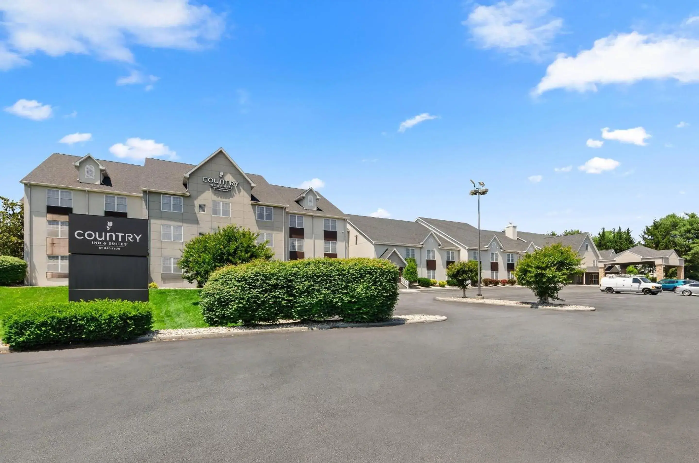 Property building in Country Inn & Suites by Radisson, Roanoke, VA Property building in Country Inn & Suites by Radisson, Roanoke, VA