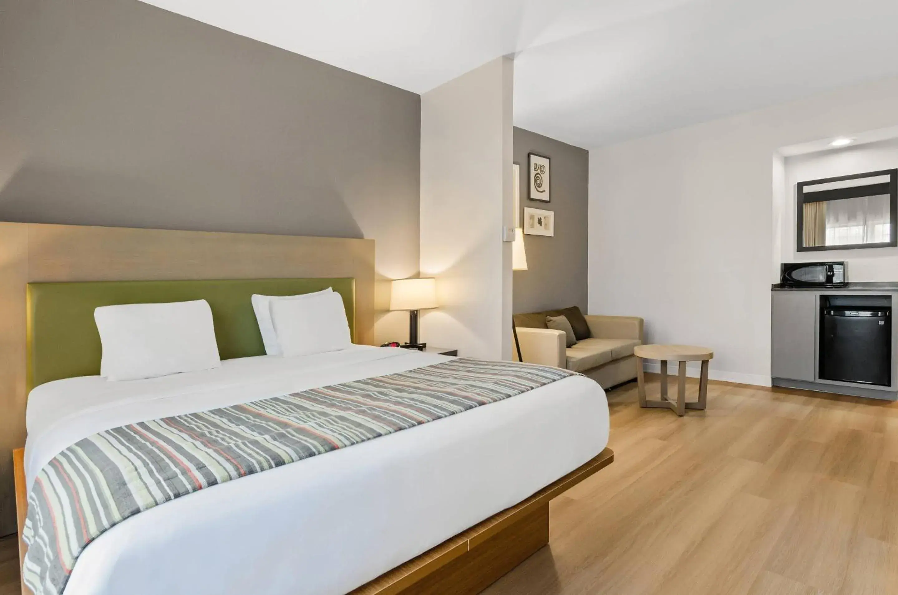 Bedroom, Bed in Country Inn & Suites by Radisson, Roanoke, VA Bedroom, Bed in Country Inn & Suites by Radisson, Roanoke, VA