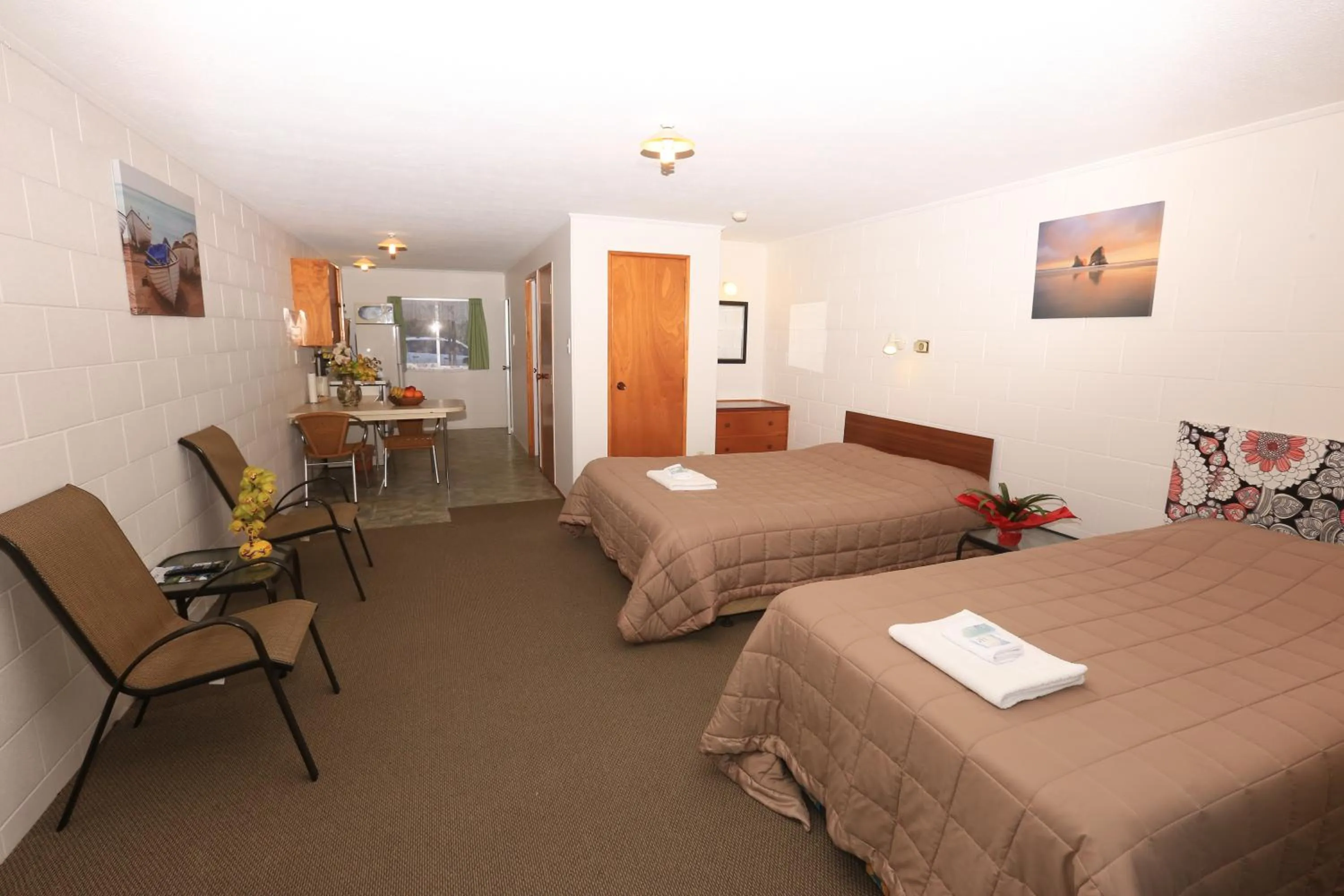 Photo of the whole room, Bed in Waiuku Motel