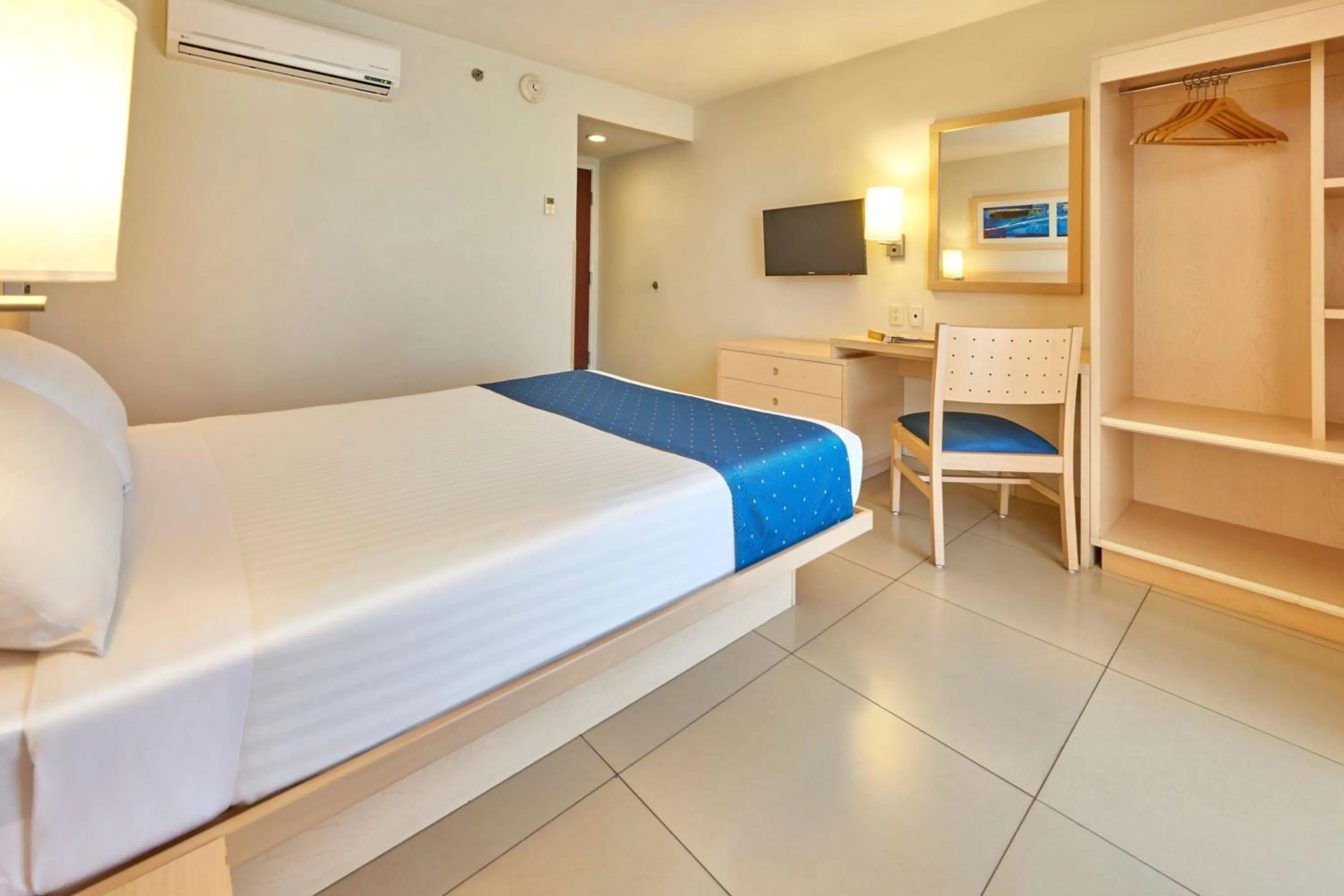 Photo of the whole room, Bed in City Express by Marriott Xalapa