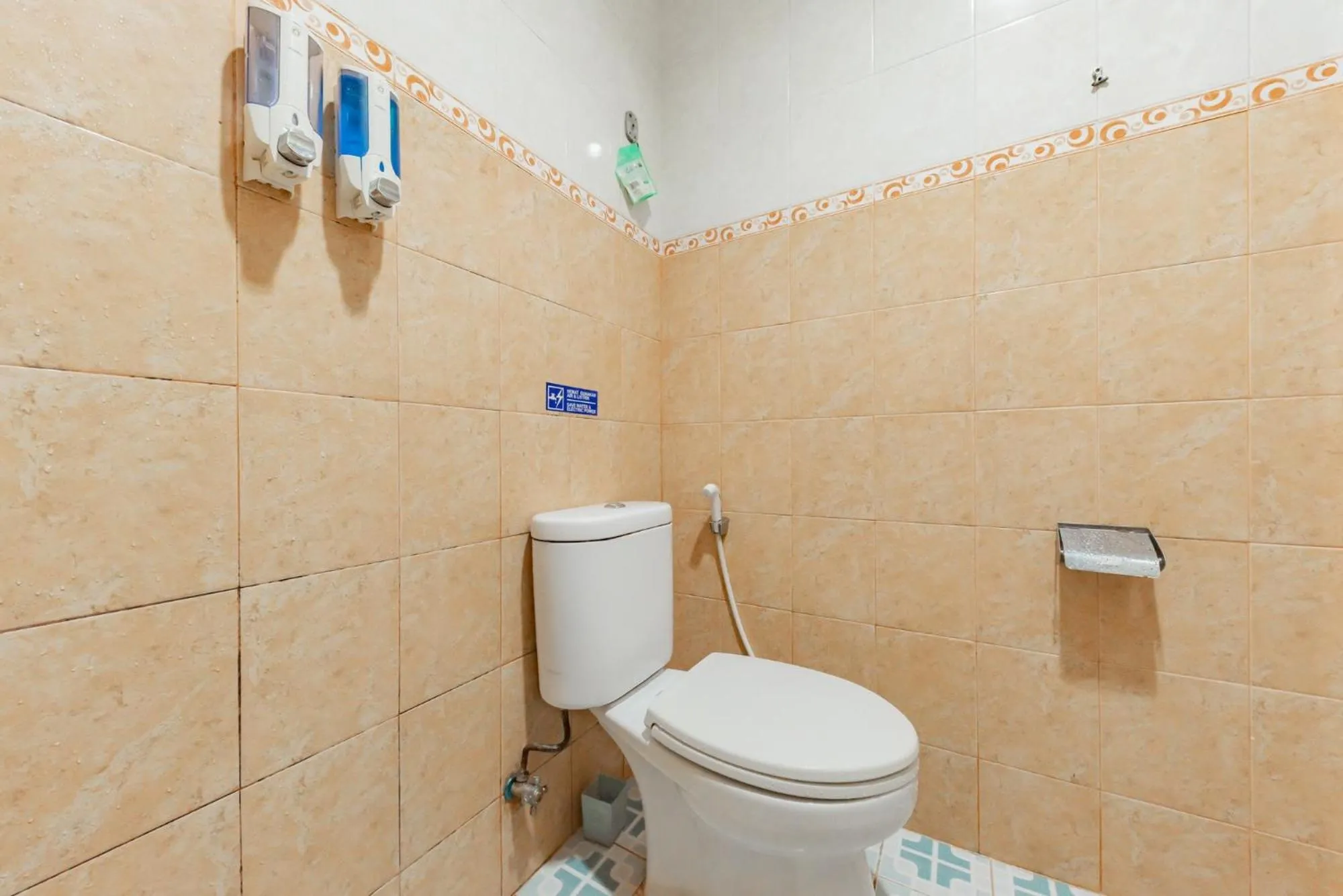 Toilet in RedDoorz Syariah near Taman Bekapai 2