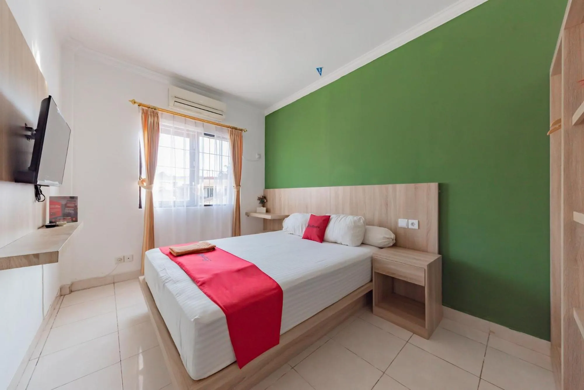 Bed in RedDoorz Syariah near Taman Bekapai 2