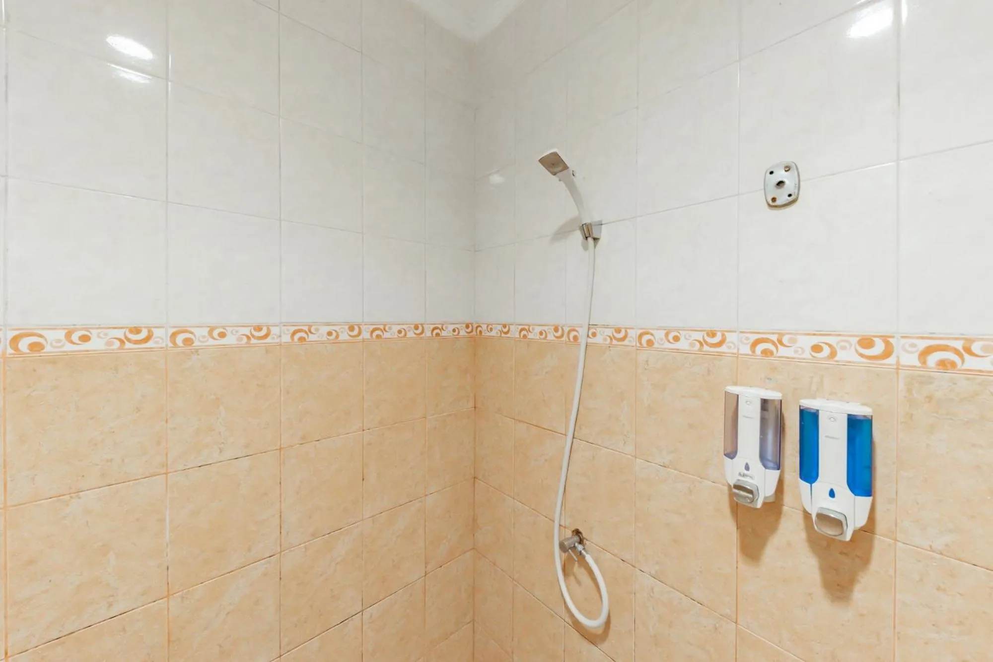 Shower in RedDoorz Syariah near Taman Bekapai 2