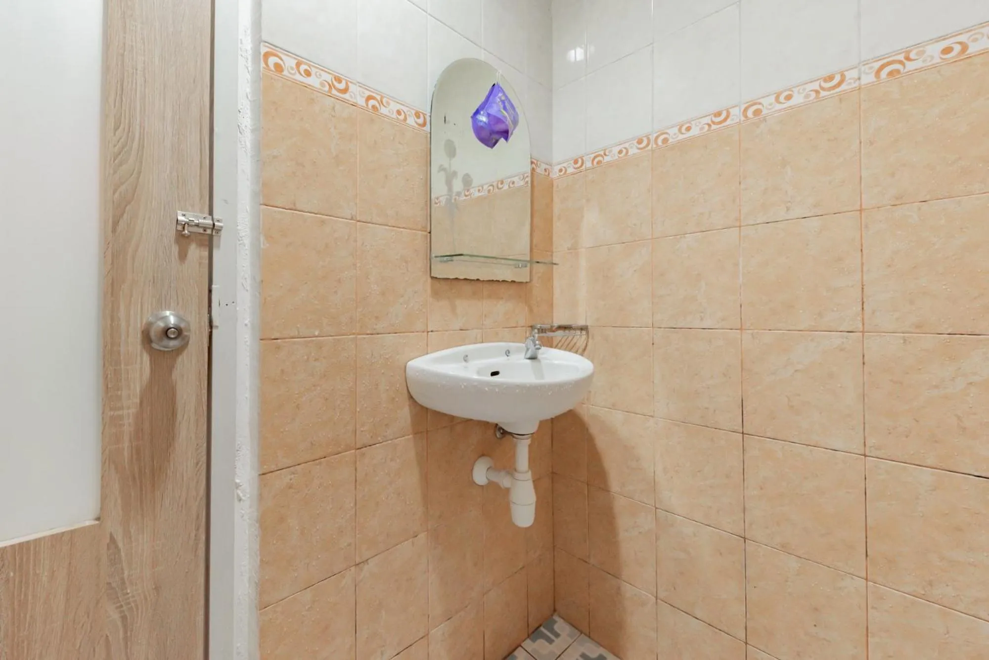 Toilet in RedDoorz Syariah near Taman Bekapai 2