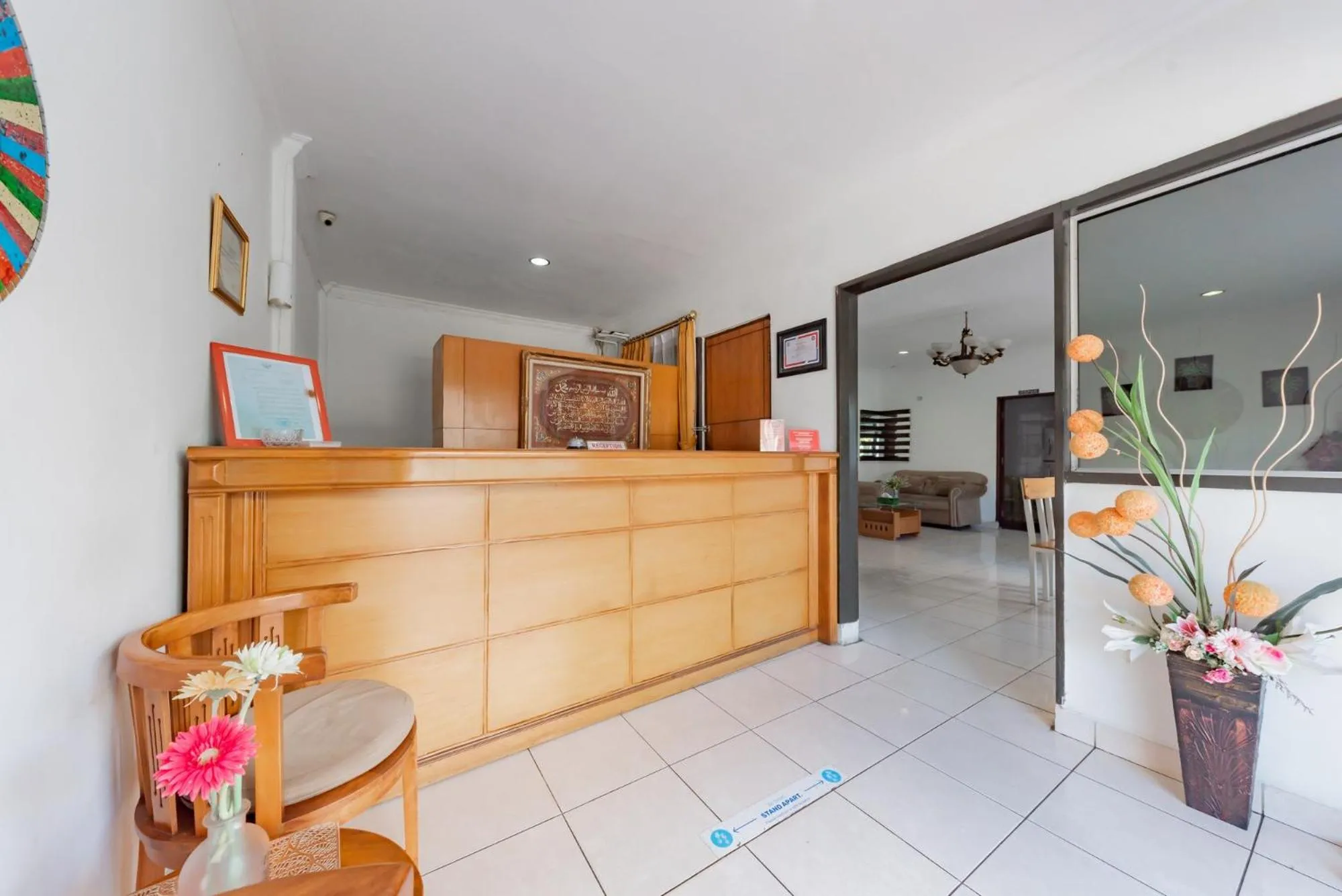 Lobby or reception in RedDoorz Syariah near Taman Bekapai 2