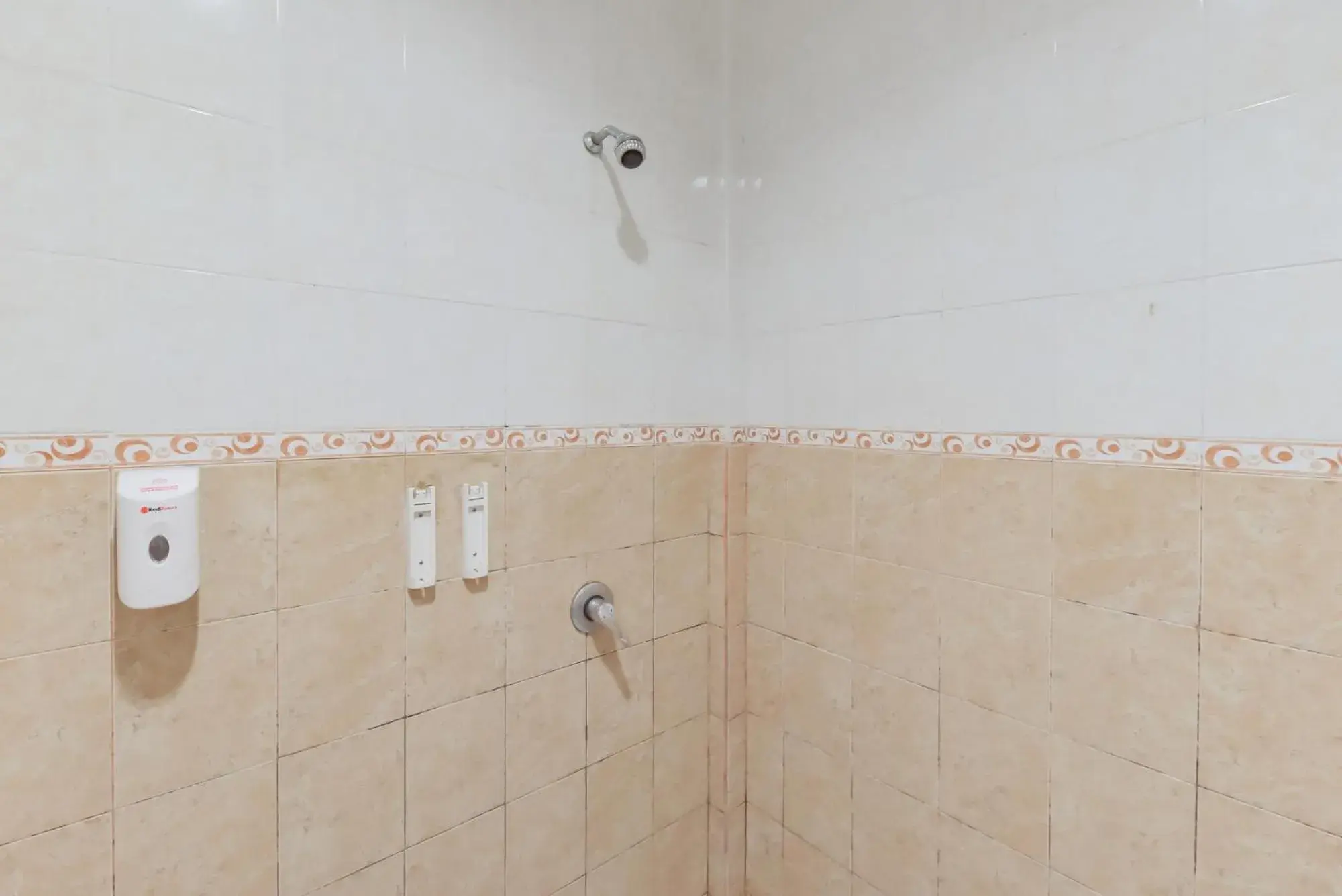 Shower in RedDoorz Syariah near Taman Bekapai 2 Shower in RedDoorz Syariah near Taman Bekapai 2
