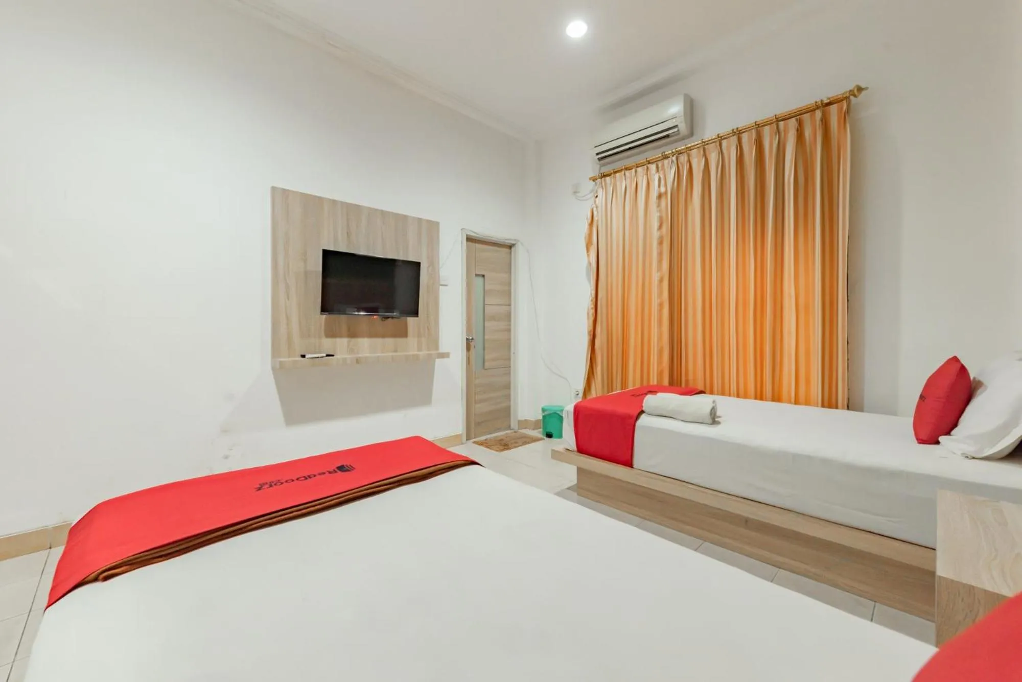 Bed in RedDoorz Syariah near Taman Bekapai 2