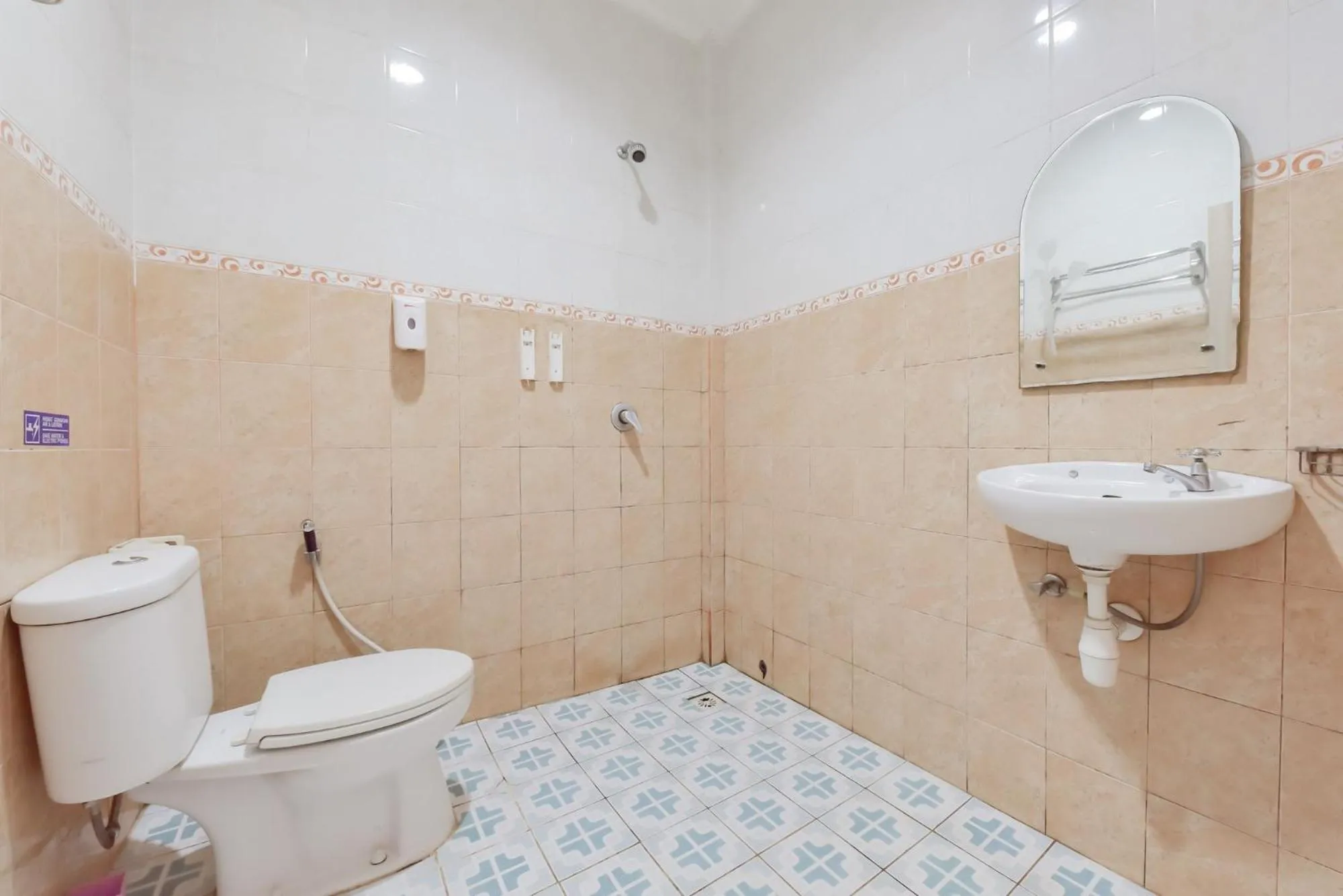 Shower in RedDoorz Syariah near Taman Bekapai 2