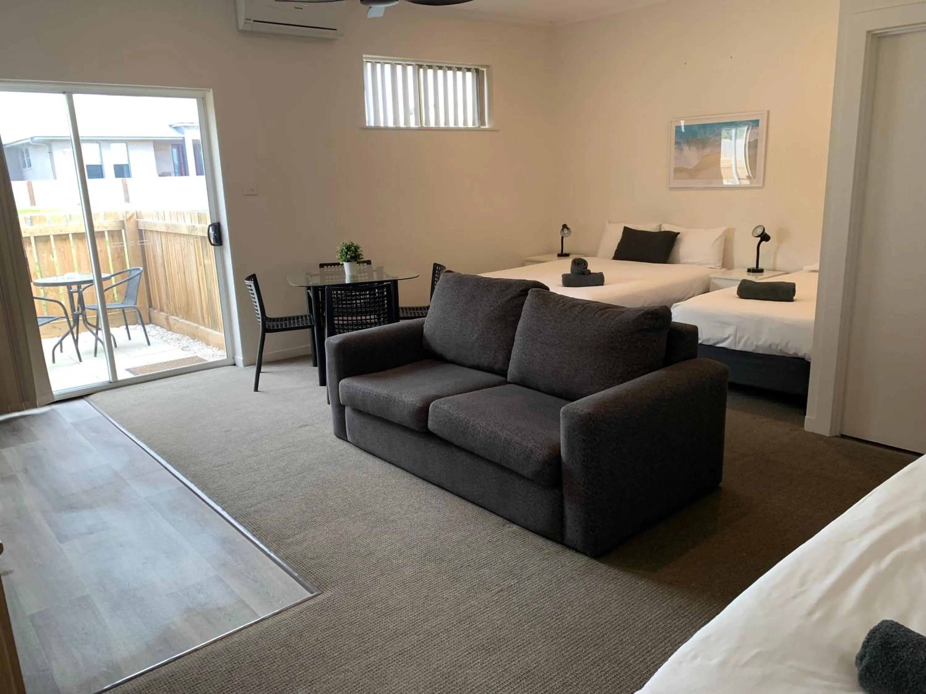 Kitchen or kitchenette, Bed in Guichen Bay Motel