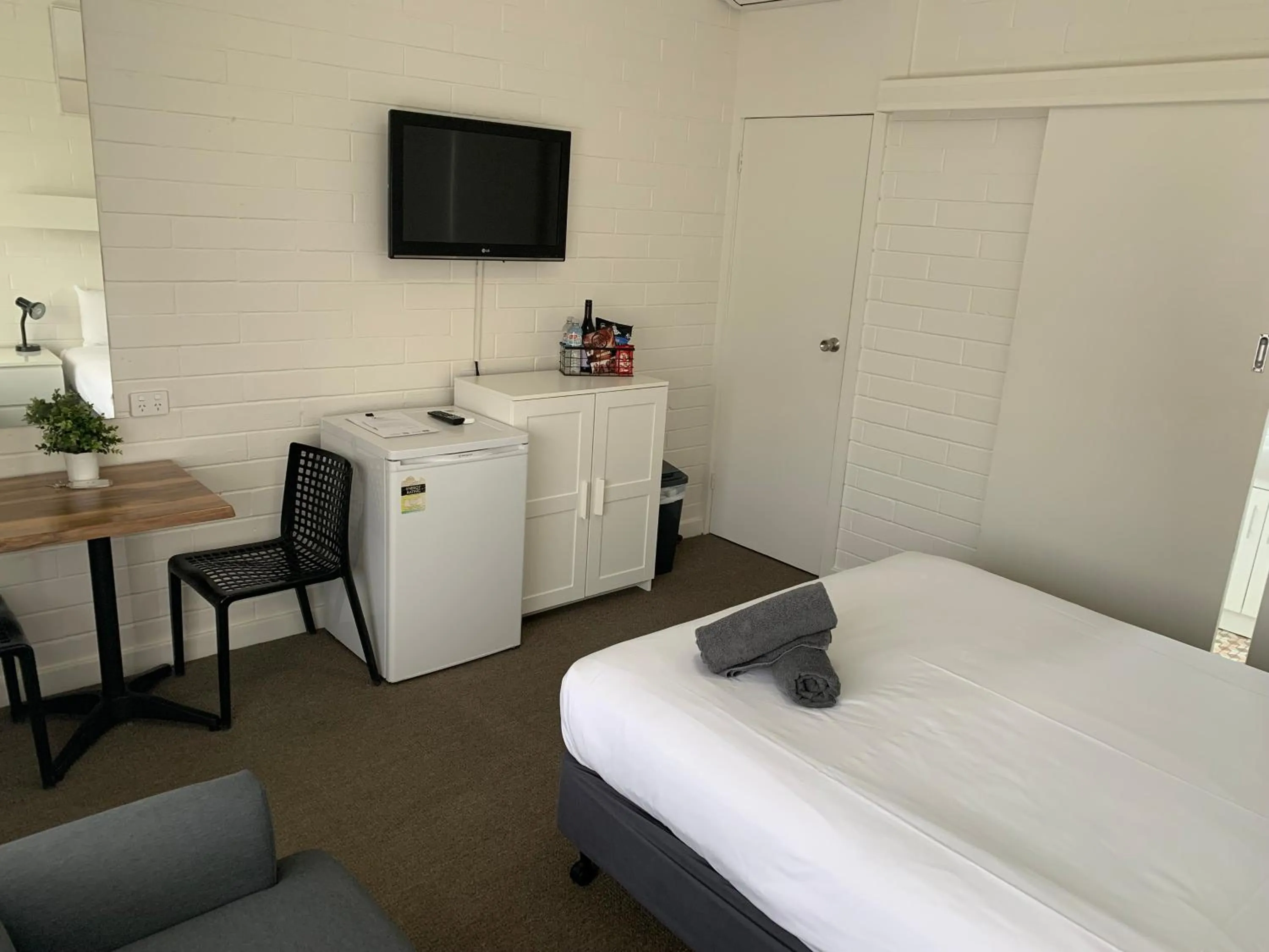 Dining area, Bed in Guichen Bay Motel