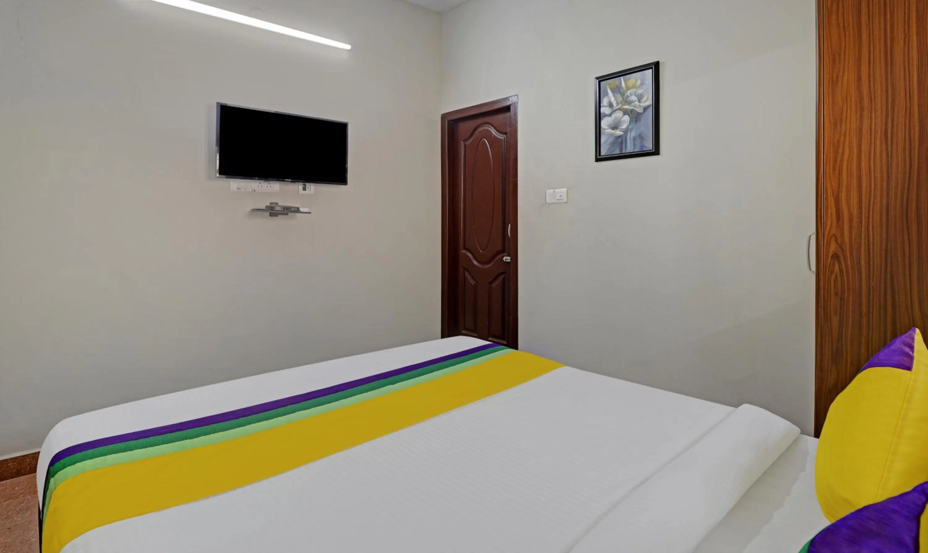 Bedroom, Bed in Itsy Hotels Rithika Inn Blossoms