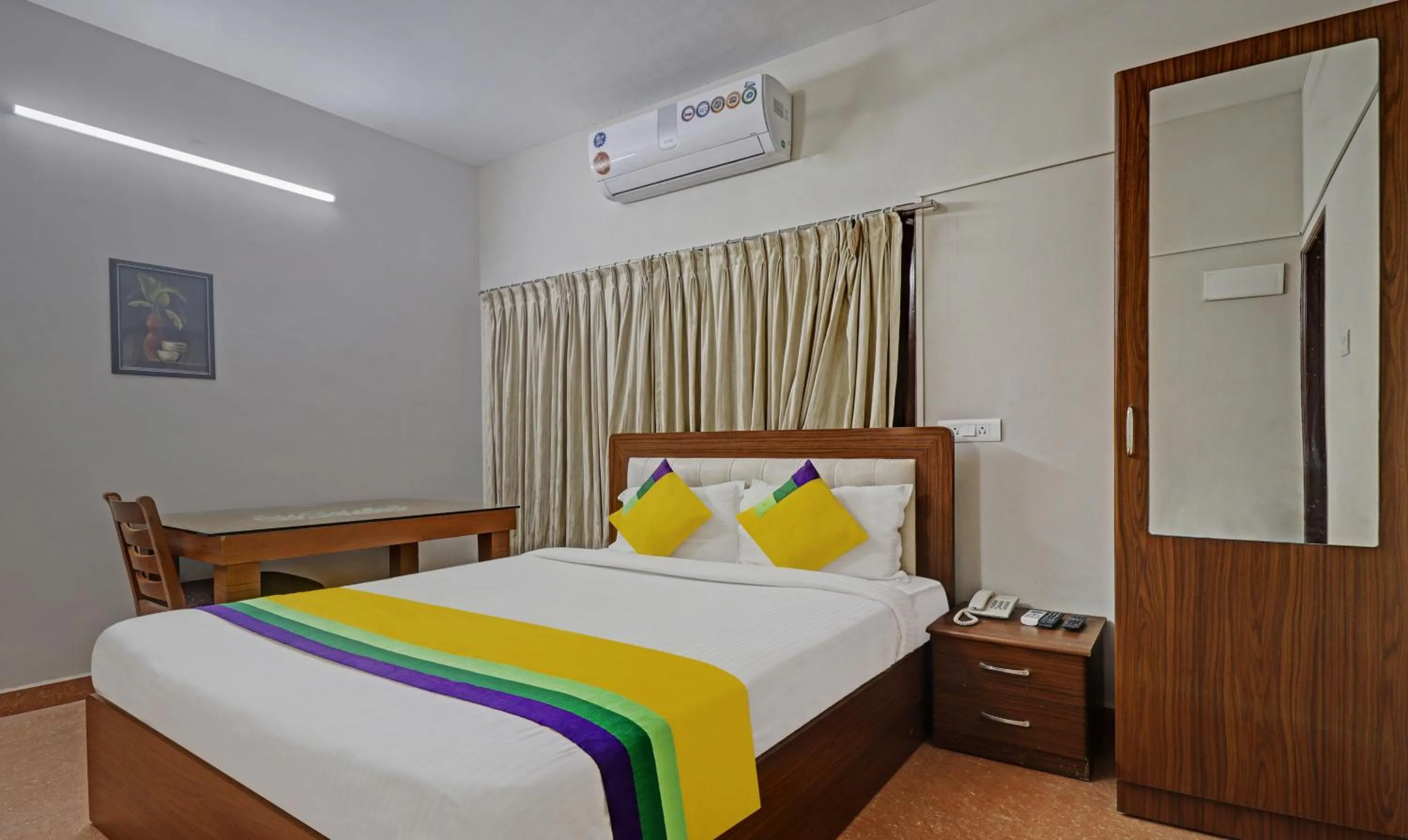 Bedroom, Bed in Itsy Hotels Rithika Inn Blossoms